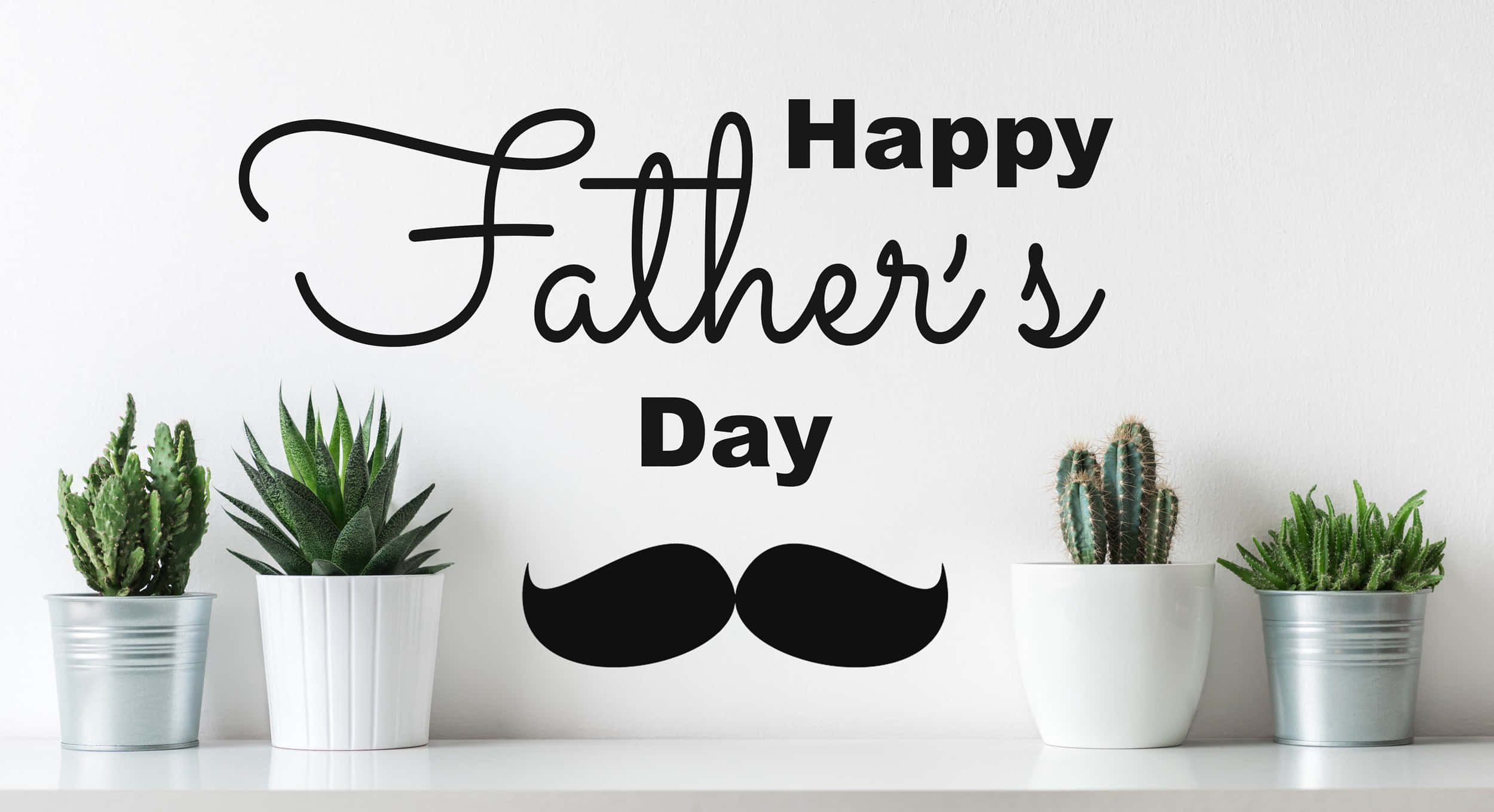 father's day 桌布 壁紙 — 一個簡約的白色層架展示盆栽多肉植物，兩側襯托著一個帶有鬍子圖案的黑色父親節牆貼。