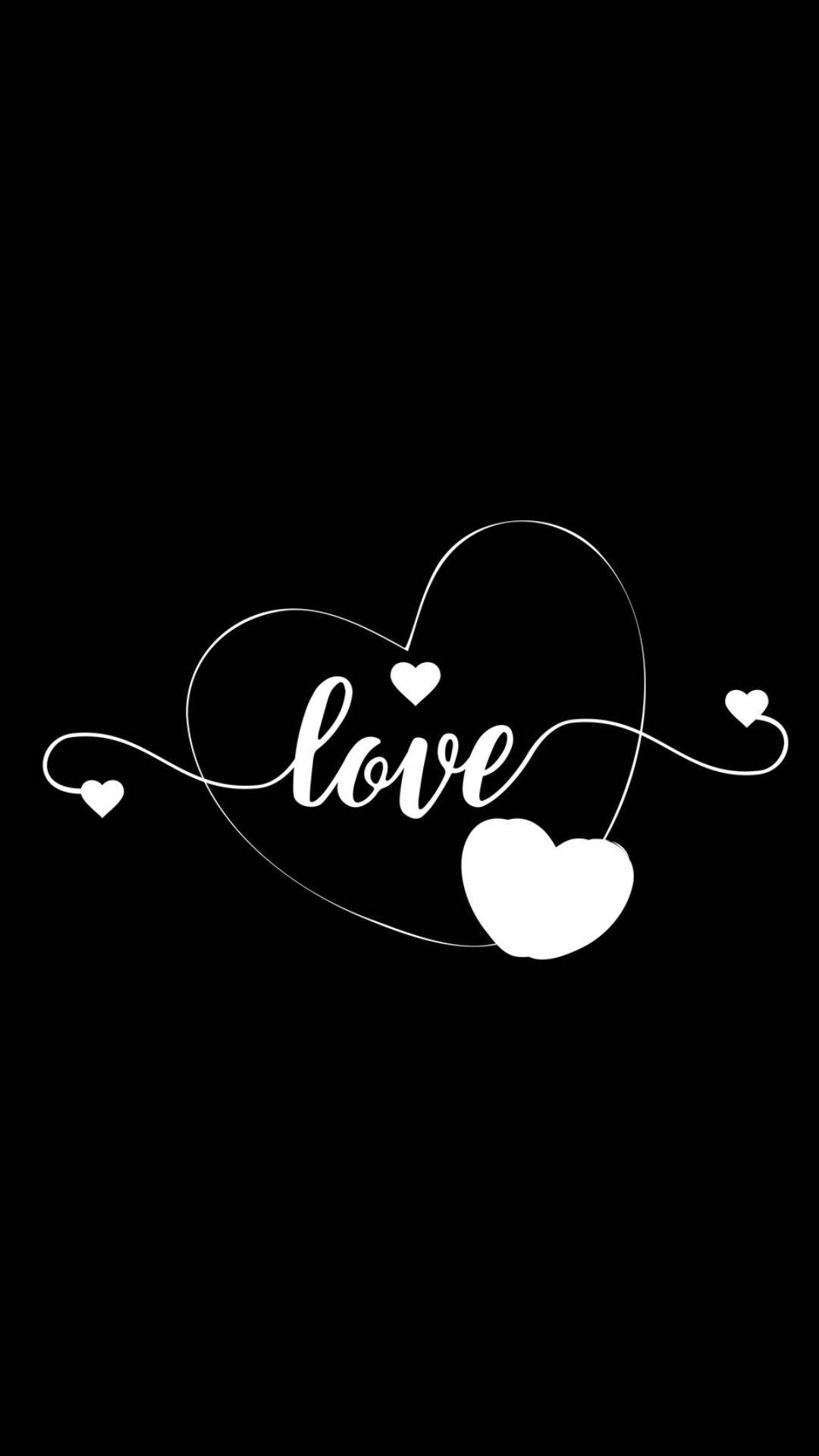 黑色愛心 桌布 壁紙 — 一個簡約的白色心形設計，內有love字樣，置於純黑色背景上。