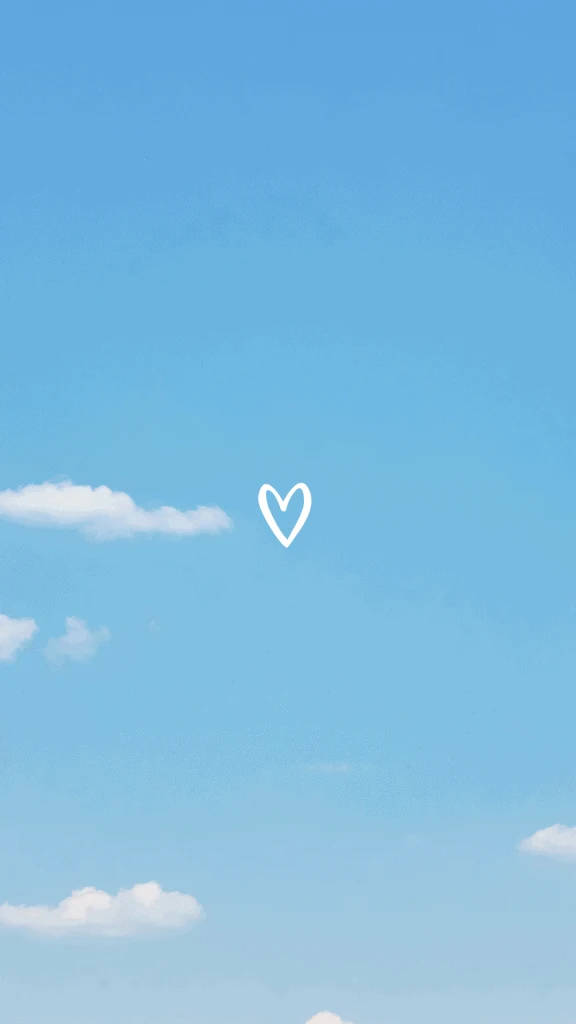 Blue Heart 桌布 壁紙 — 一個簡約的白色心形輪廓在寧靜的藍天中輕輕飄浮，點綴著柔軟的雲朵。