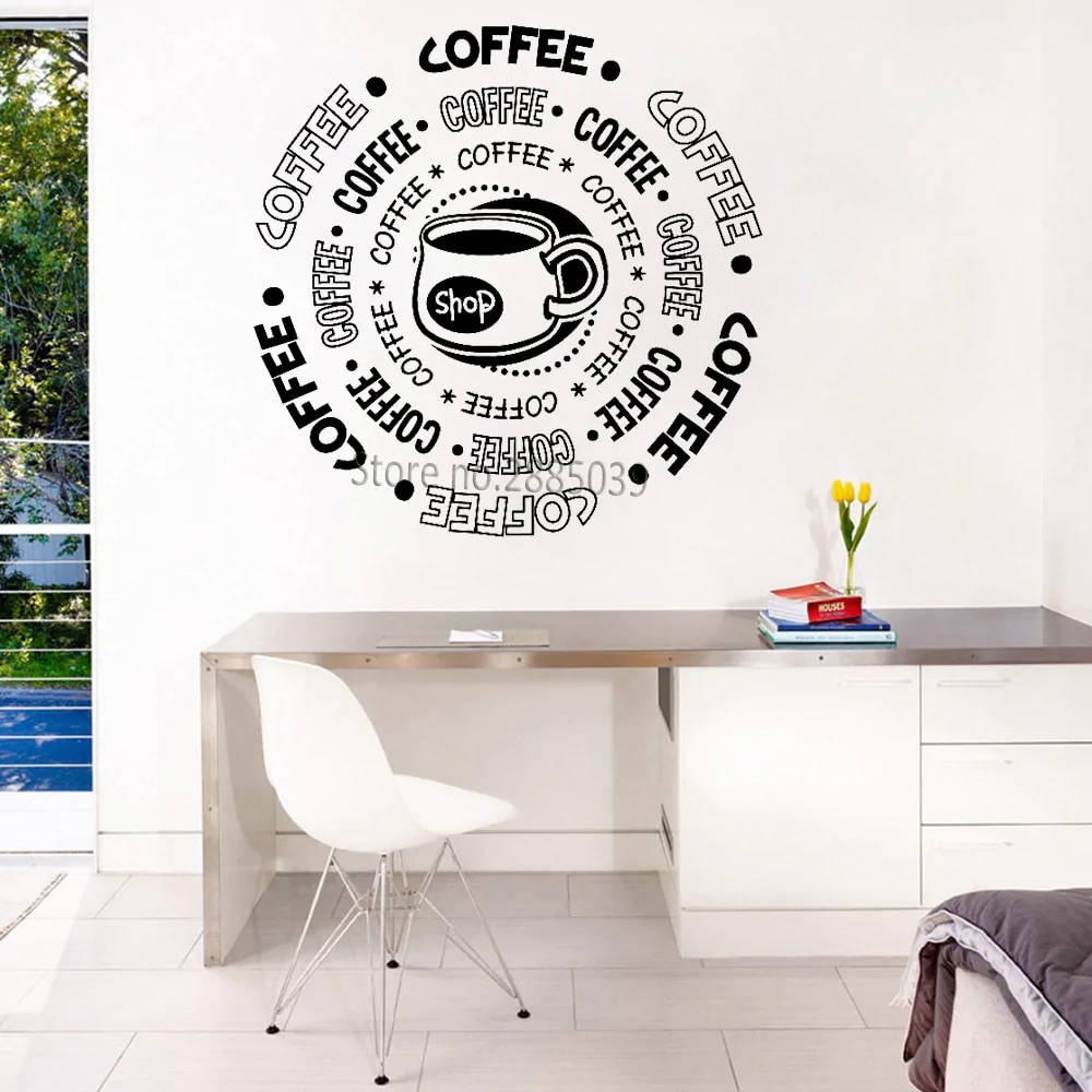 Coffee Shop 桌布 壁紙 — 一個簡約的白色房間，以咖啡為主題的牆貼，中央有一個杯子，周圍有重複的文字藝術。