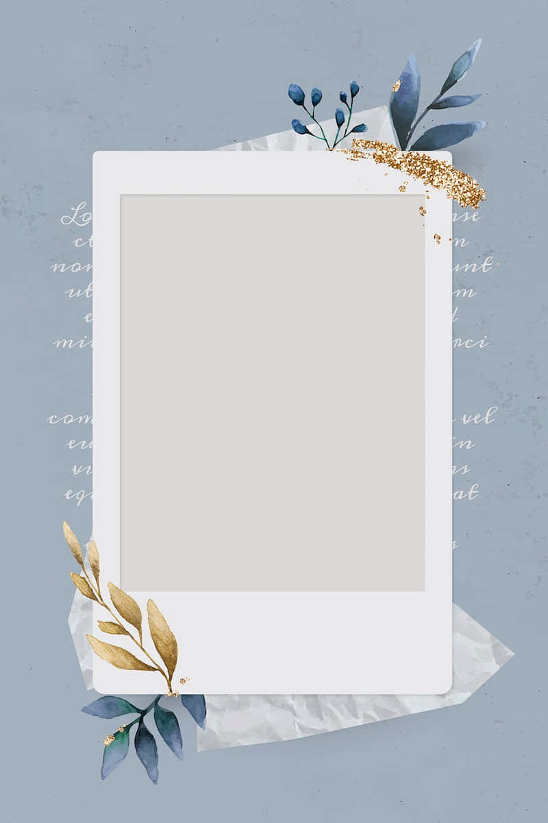 Frame 桌布 壁紙 — 一個簡約的白色畫框，飾有藍色和金色的植物圖案，放在皺巴巴的紙上，背景是柔和的藍色。