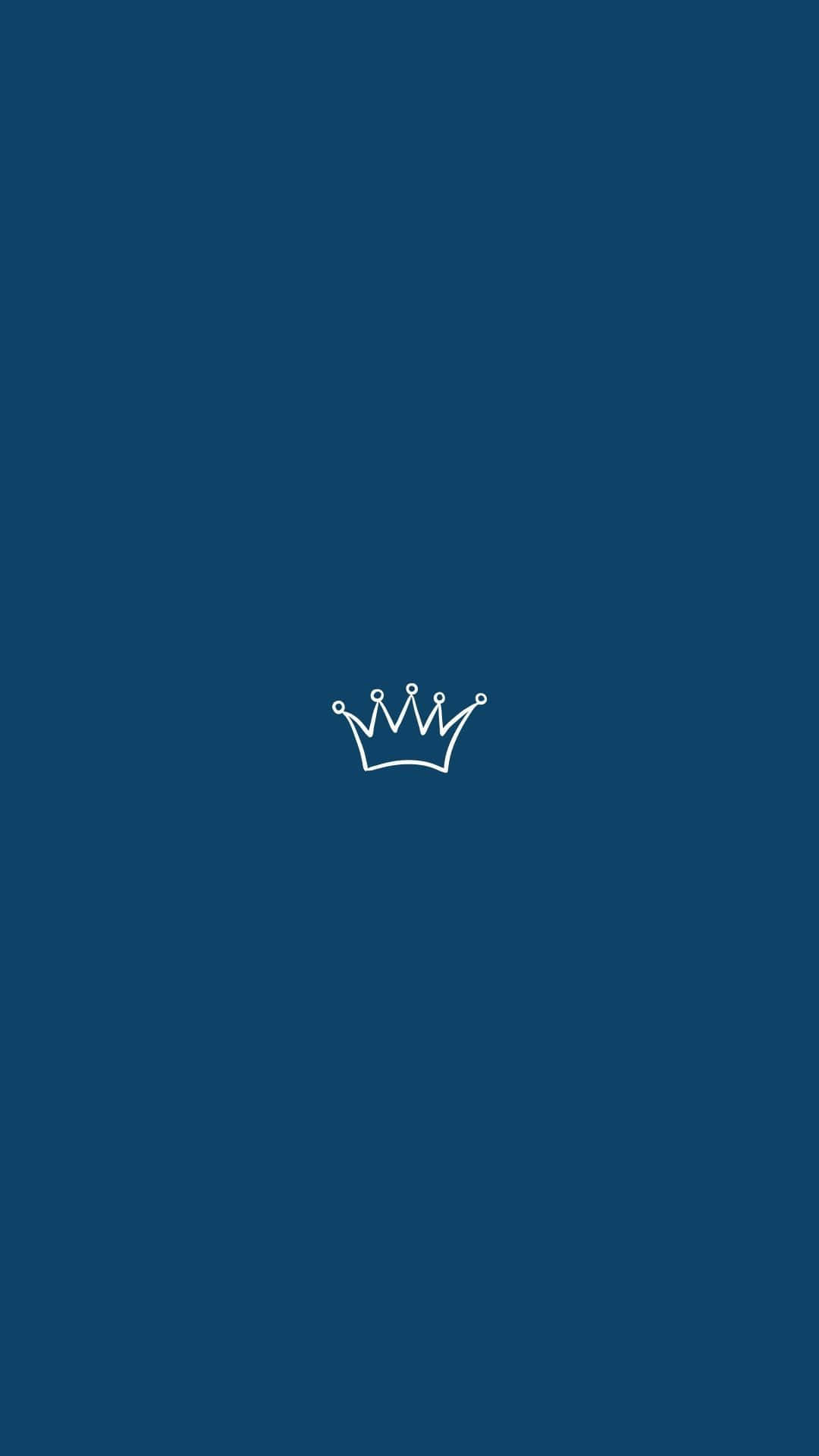 Crown 桌布 壁紙 — 一個簡約的白色皇冠圖示，居中放置在純深藍色背景上。
