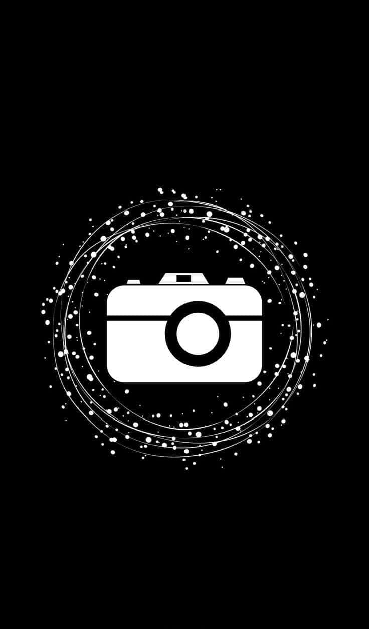 Instagram Black 桌布 壁紙 — 一個簡約的白色相機圖示，位於同心圓和散落圓點的中心，背景為黑色。