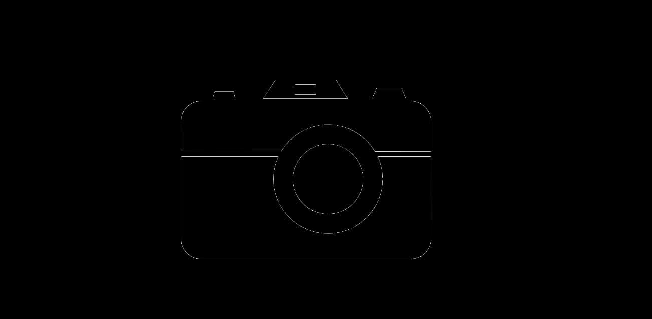 Camera Logo 桌布 壁紙 — 一個簡約的白色線條相機圖示，居中放置在純黑色背景上。