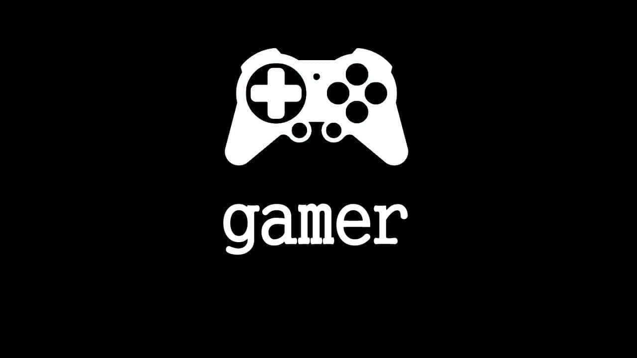 桌布 壁紙 — 一個簡約的白色遊戲手把圖示和單詞 gamer 居中在純黑色背景上。