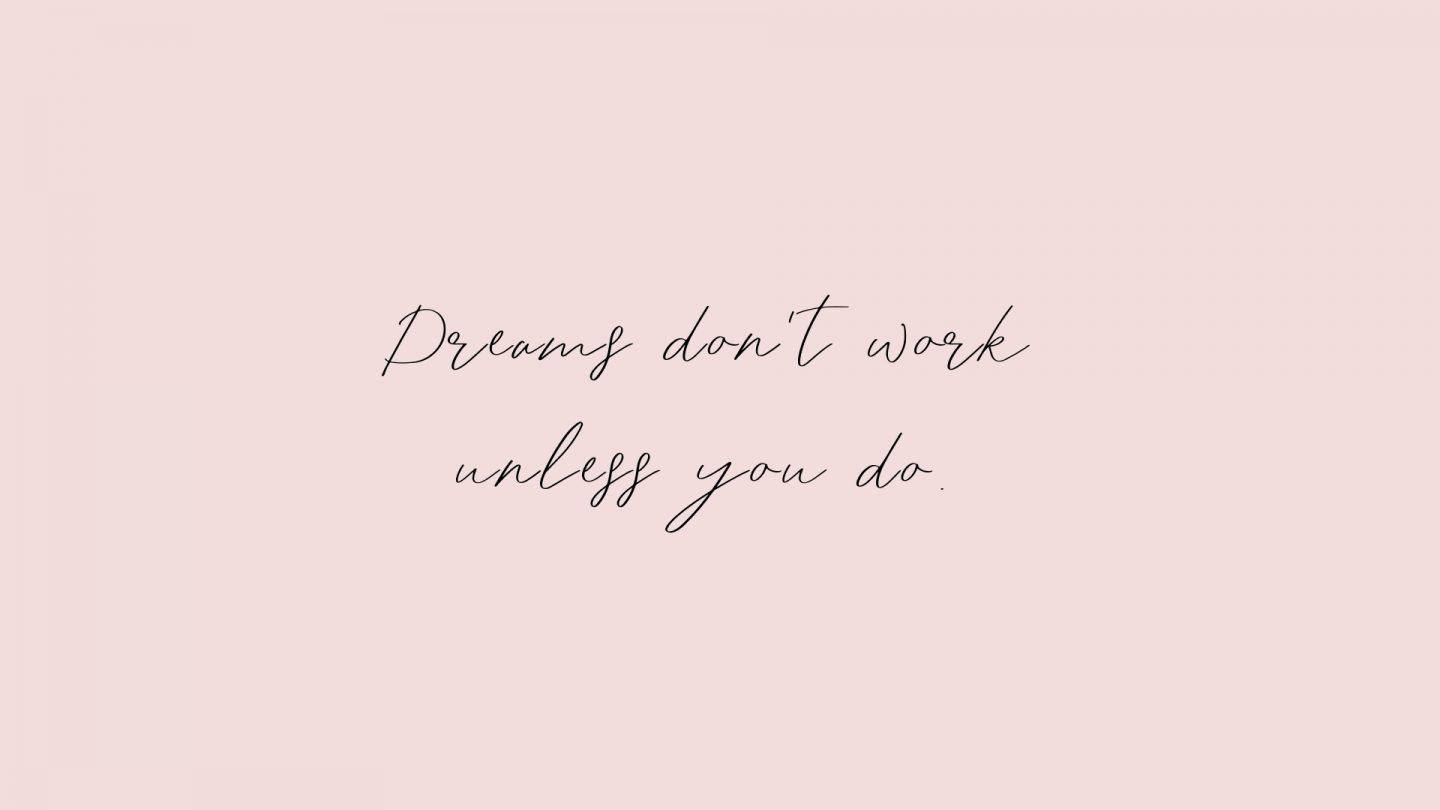 Motivation 桌布 壁紙 — 一個簡約的粉紅色背景上，優雅的黑色草書文字寫著「Dreams don't work unless you do.」