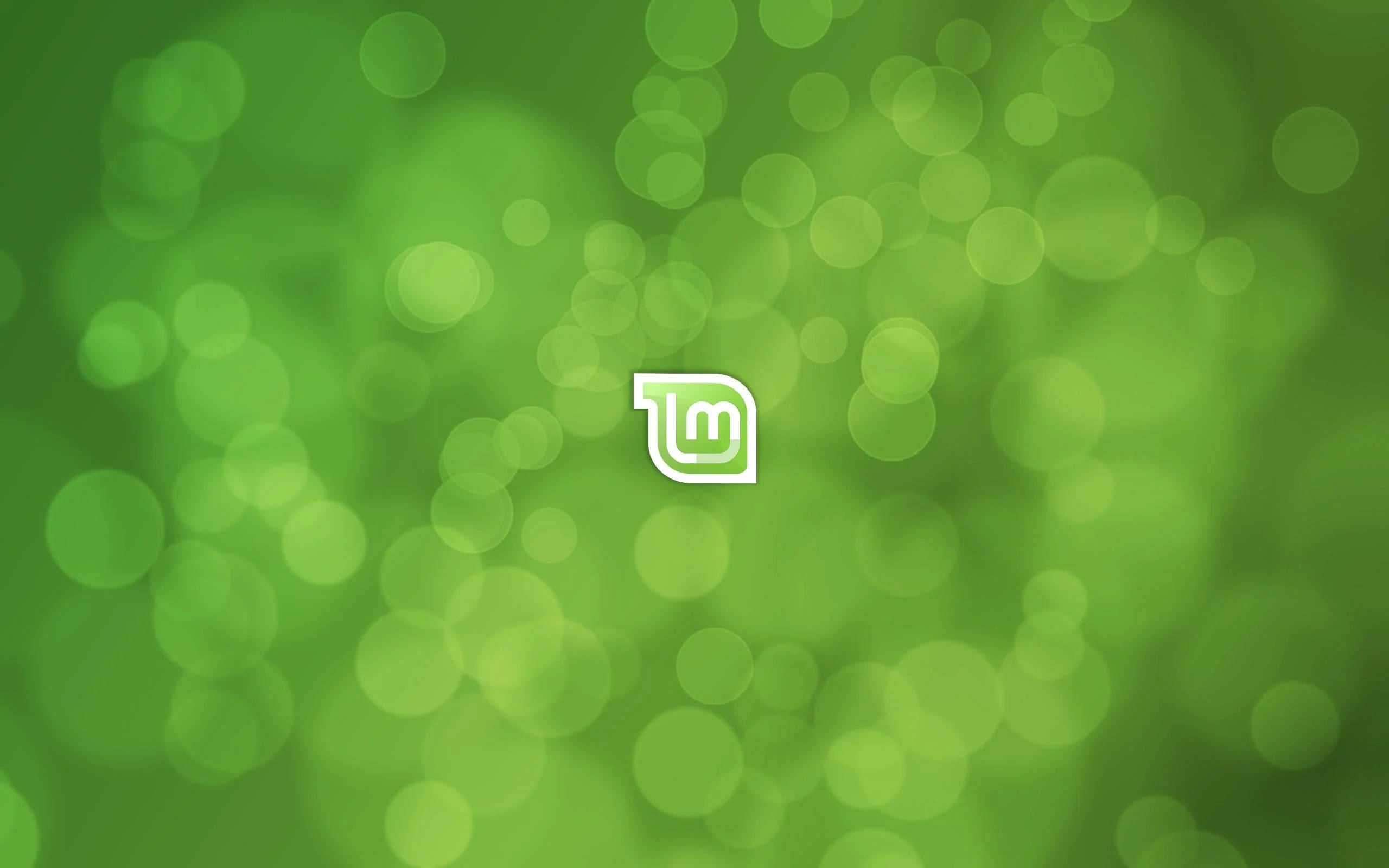 Linux 桌布 壁紙 — 一個簡約的綠色散景背景，中央有一個白色風格化標誌，位於柔和發光的圓圈中。