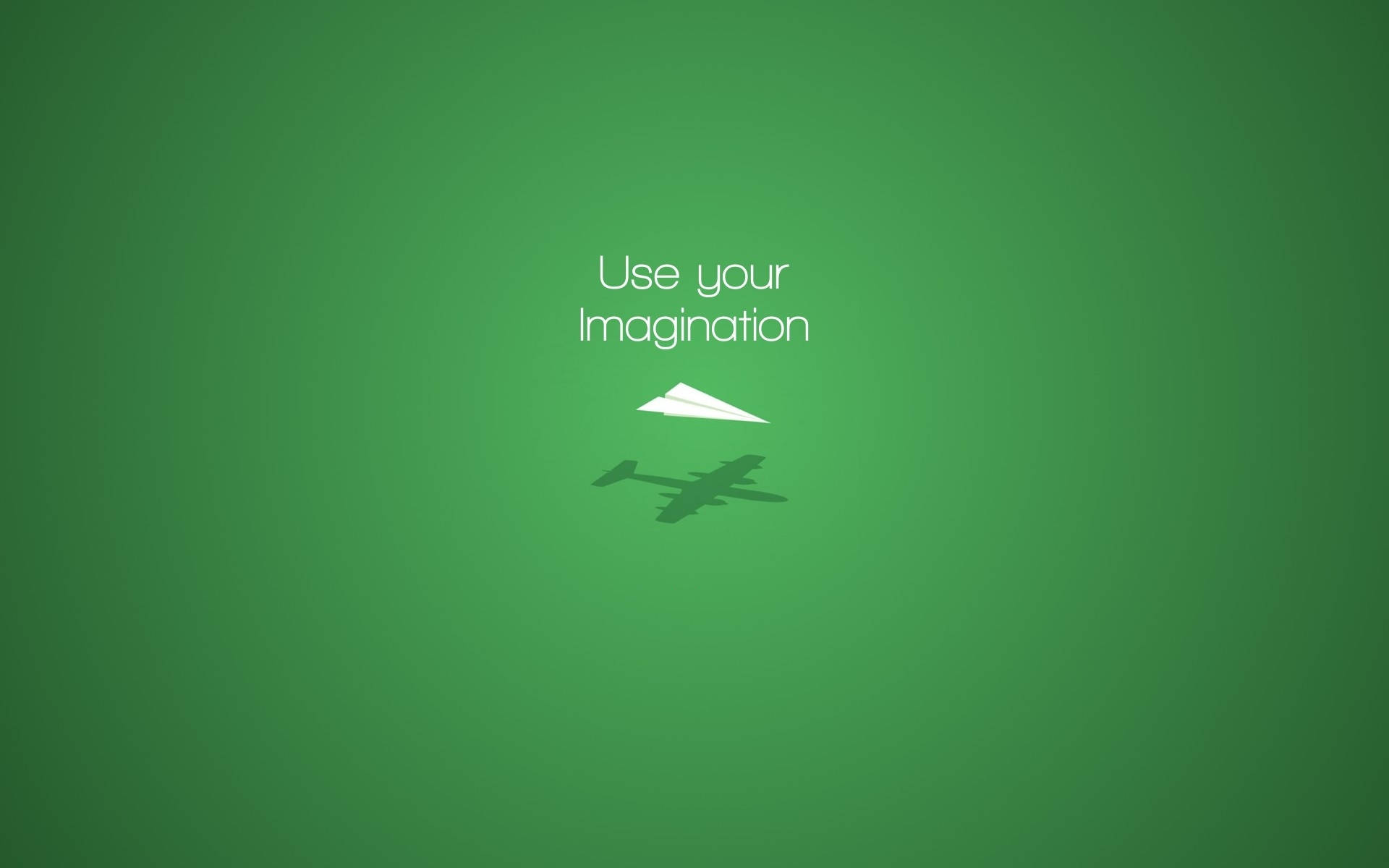Motivational Aesthetic Desktop 桌布 壁紙 — 一個簡約的綠色背景上，有一架白色紙飛機投射出真實飛機的影子，上方有文字「發揮你的想像力」。