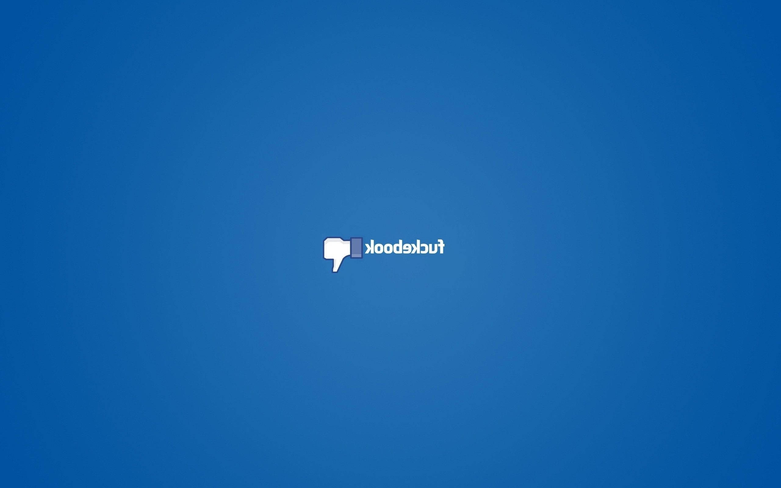 Facebook 桌布 壁紙 — 一個簡約的藍色背景上有一個白色的豎起拇指朝下圖標，旁邊是反轉的文字「fuckbook」。
