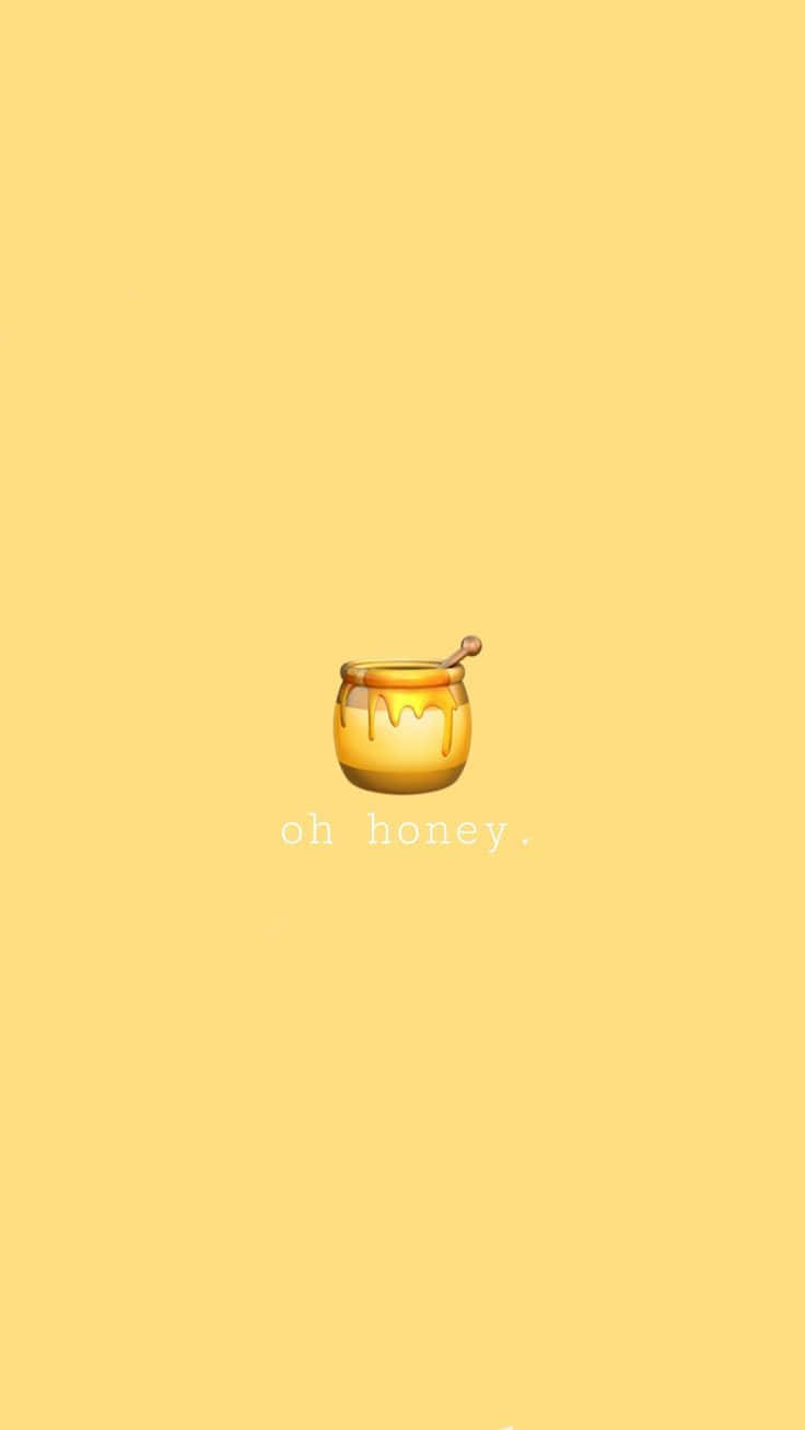 Aesthetic Yellow 桌布 壁紙 — 一個簡約的蜂蜜罐表情符號在純淡黃色背景上滴下金色糖漿，並帶有文字 oh honey。