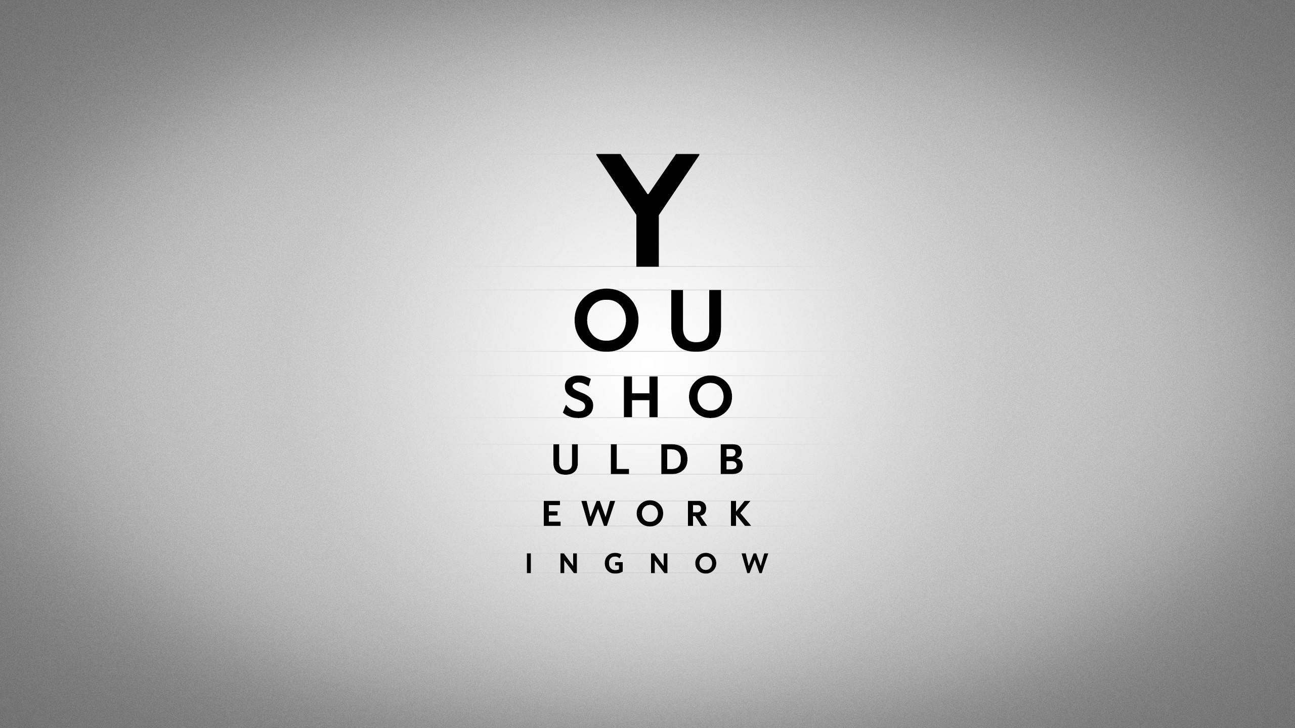 語錄 桌布 壁紙 — 一個簡約的視力表，上面用粗體黑色字體寫著「YOU SHOULD WORK ING NOW」，背景是柔和的灰色漸變。
