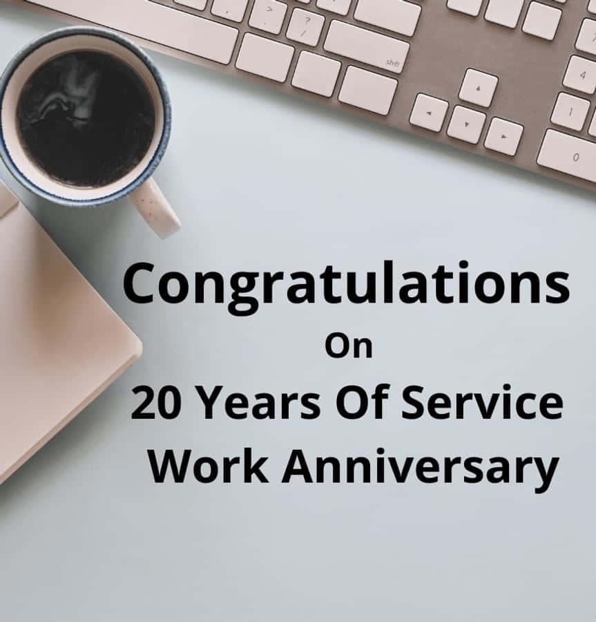 Anniversary 桌布 壁紙 — 一個簡約的辦公桌設置，包含咖啡杯、鍵盤和慶祝服務20週年的祝賀訊息。