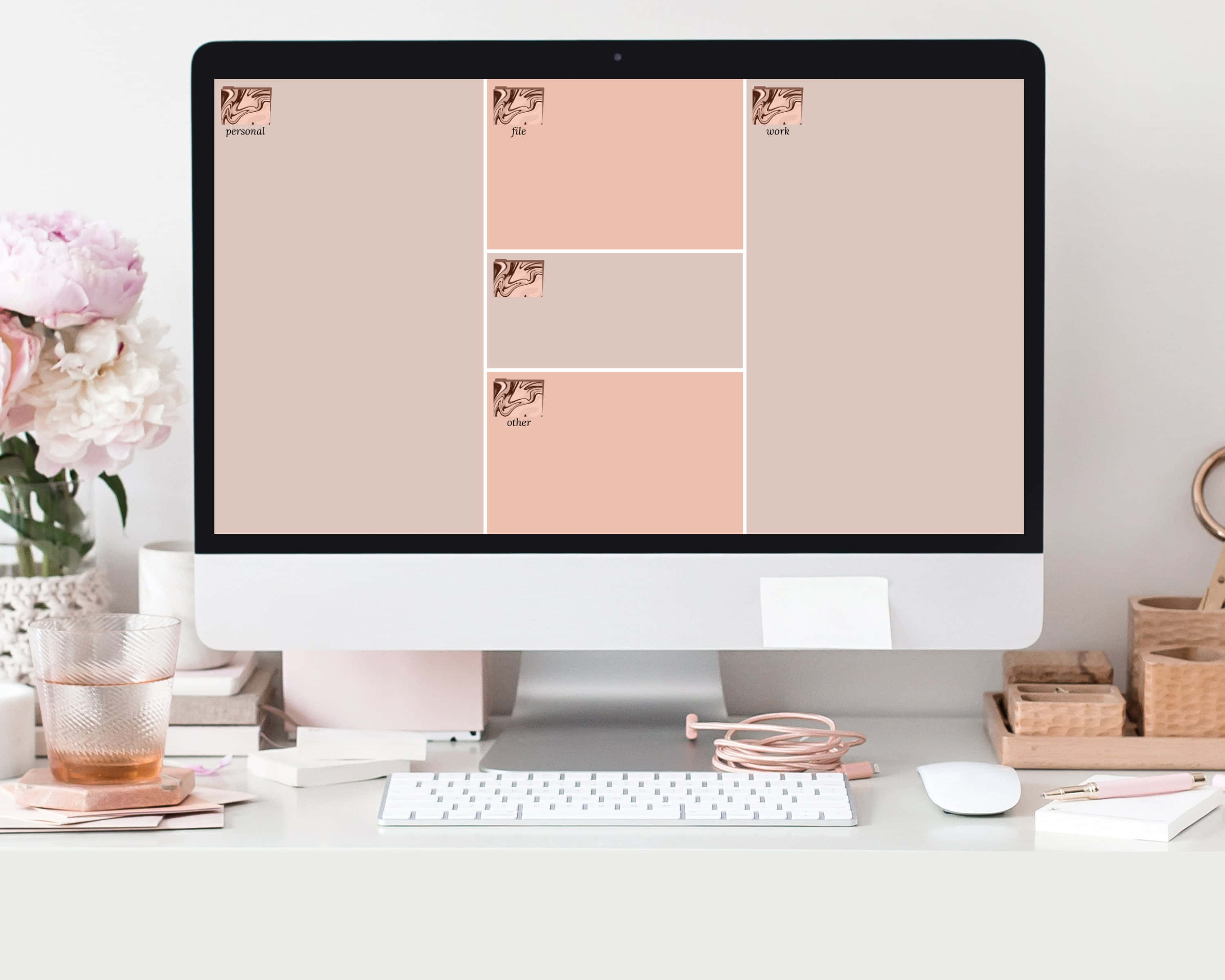 Rose Gold Desktop 桌布 壁紙 — 一個簡約的辦公桌設置，電腦顯示柔和的粉紅色和米色數位計劃表桌布，周圍環繞著粉彩裝飾。