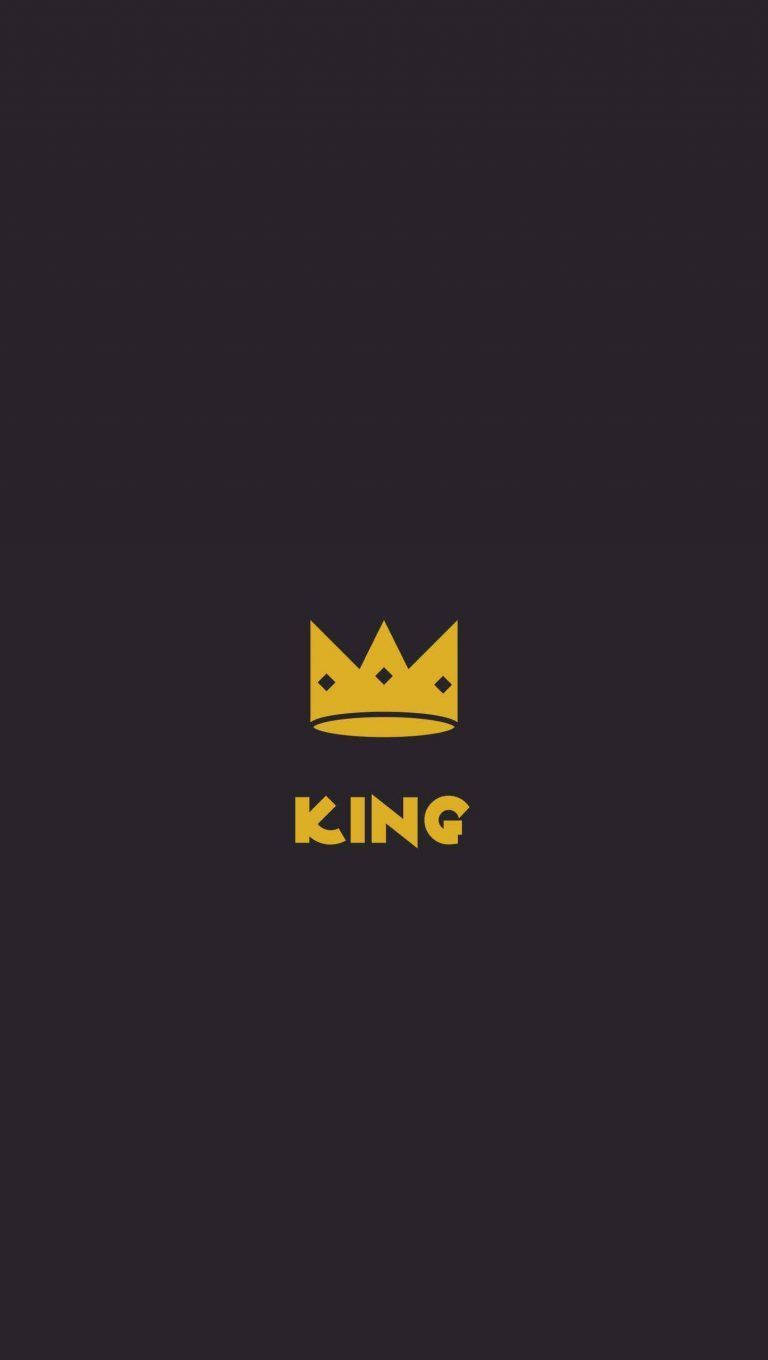 king iPhone 桌布 壁紙 — 一個簡約的金色皇冠和單詞 king 居中在深色背景上。