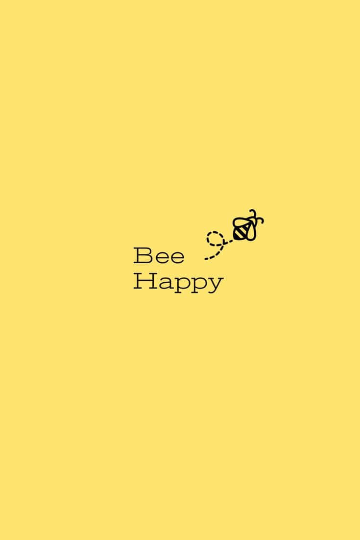 Happy iPhone 桌布 壁紙 — 一個簡約的黃色背景，上面有「Bee Happy」的文字，旁邊有一隻簡單黑色線條繪畫的蜜蜂在飛翔。