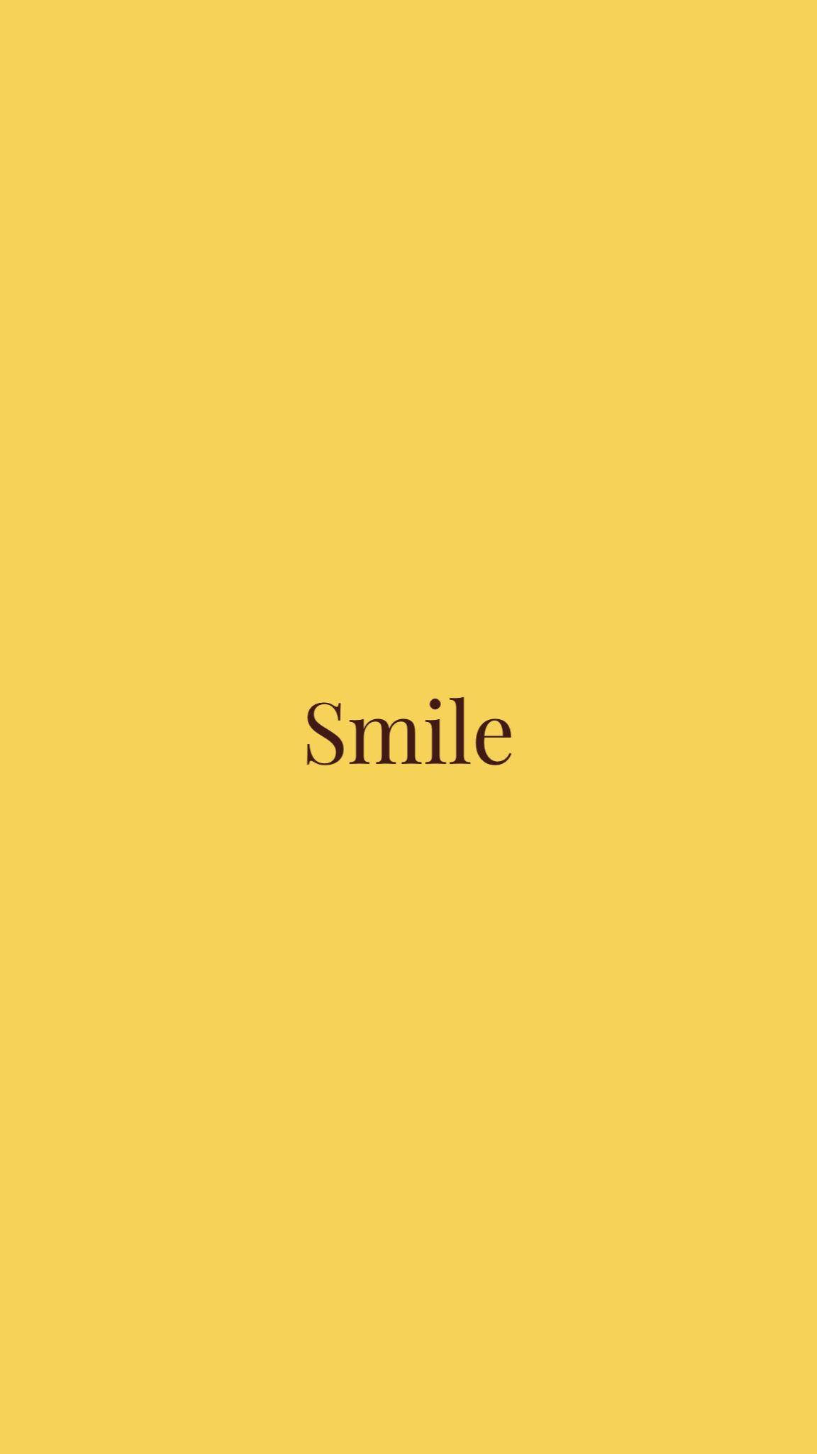 Smile 桌布 壁紙 — 一個簡約的黃色背景，中央以深色襯線字體顯示「微笑」一詞。
