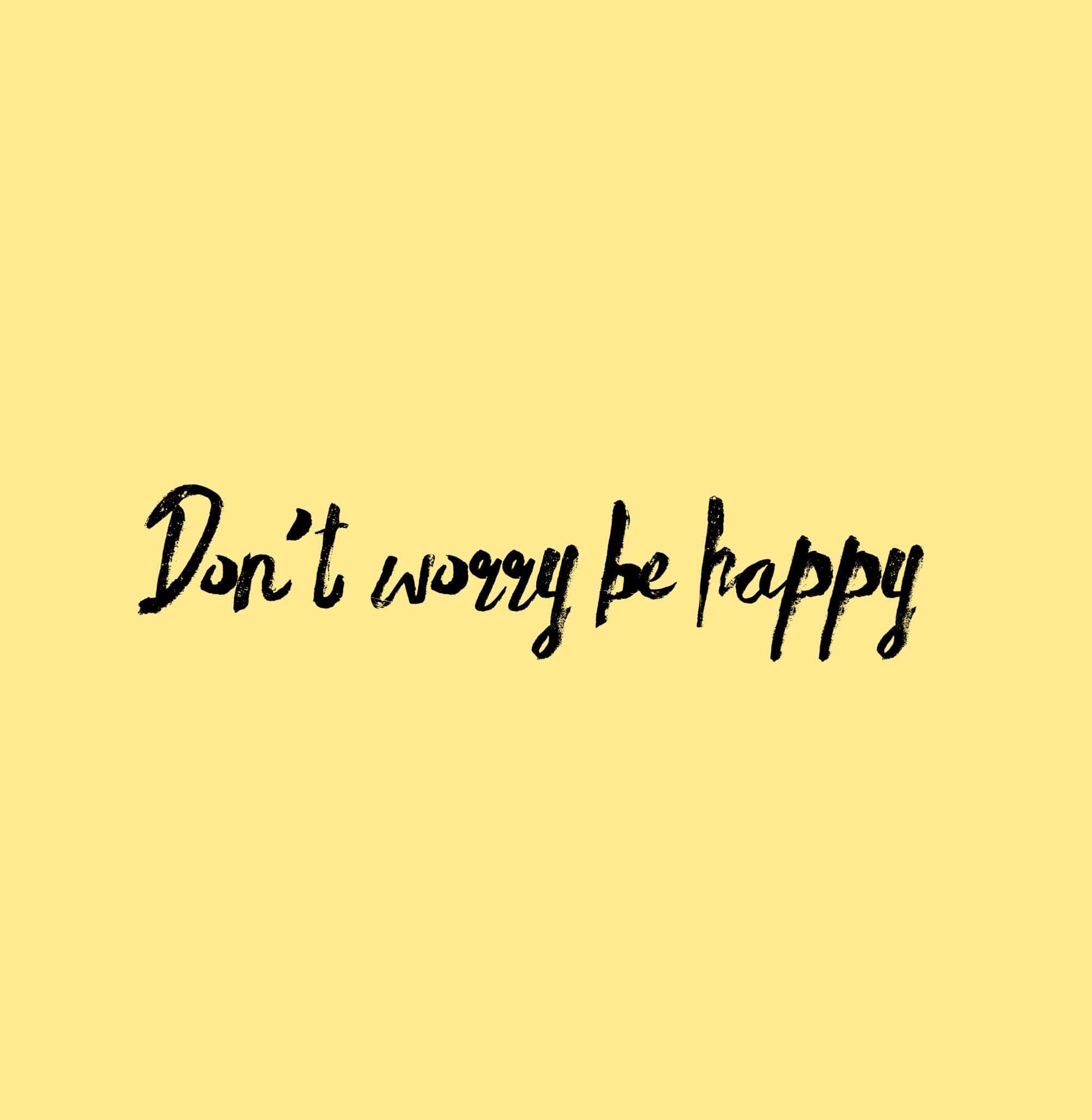 Dont Worry Be Happy 桌布 壁紙 — 一個簡約的黃色背景上，以粗體黑色手寫字體呈現「Don't worry be happy」這句話。
