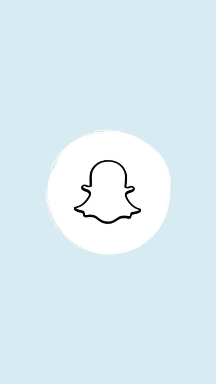 Snapchat 桌布 壁紙 — 一個簡約的黑色Snapchat鬼魂標誌輪廓，置於白色圓形內，背景為柔和藍色。