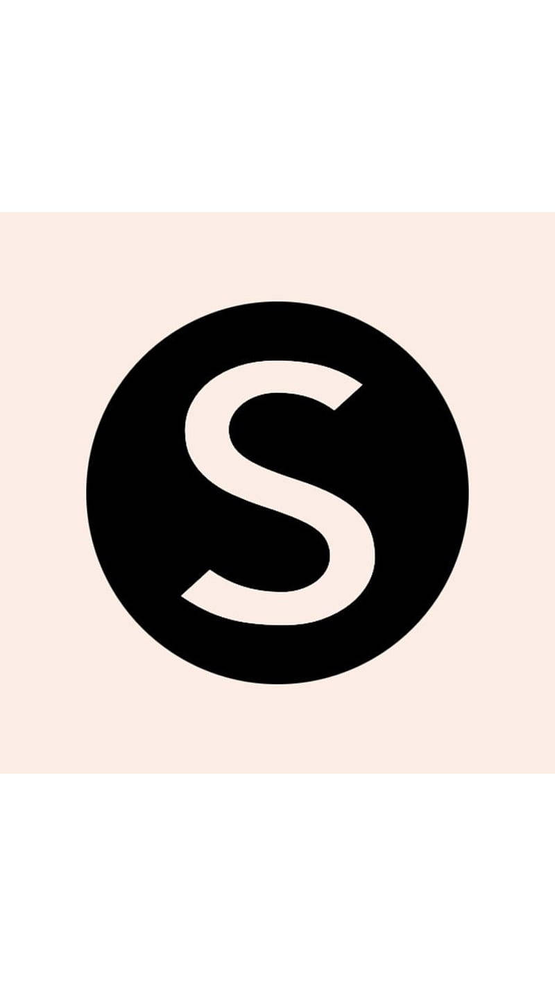 Shein 桌布 壁紙 — 一個簡約的黑色圓圈，中心有一個白色風格化的S，置於柔和的腮紅粉紅背景上。
