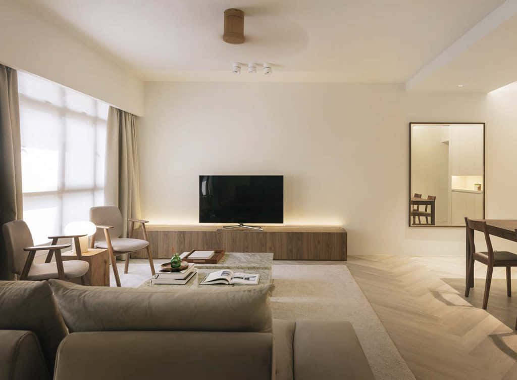 Minimalist Design 桌布 壁紙 — 一個簡約風格的客廳，配有米色家具、木質裝飾，以及從大窗戶灑進來的柔和自然光。