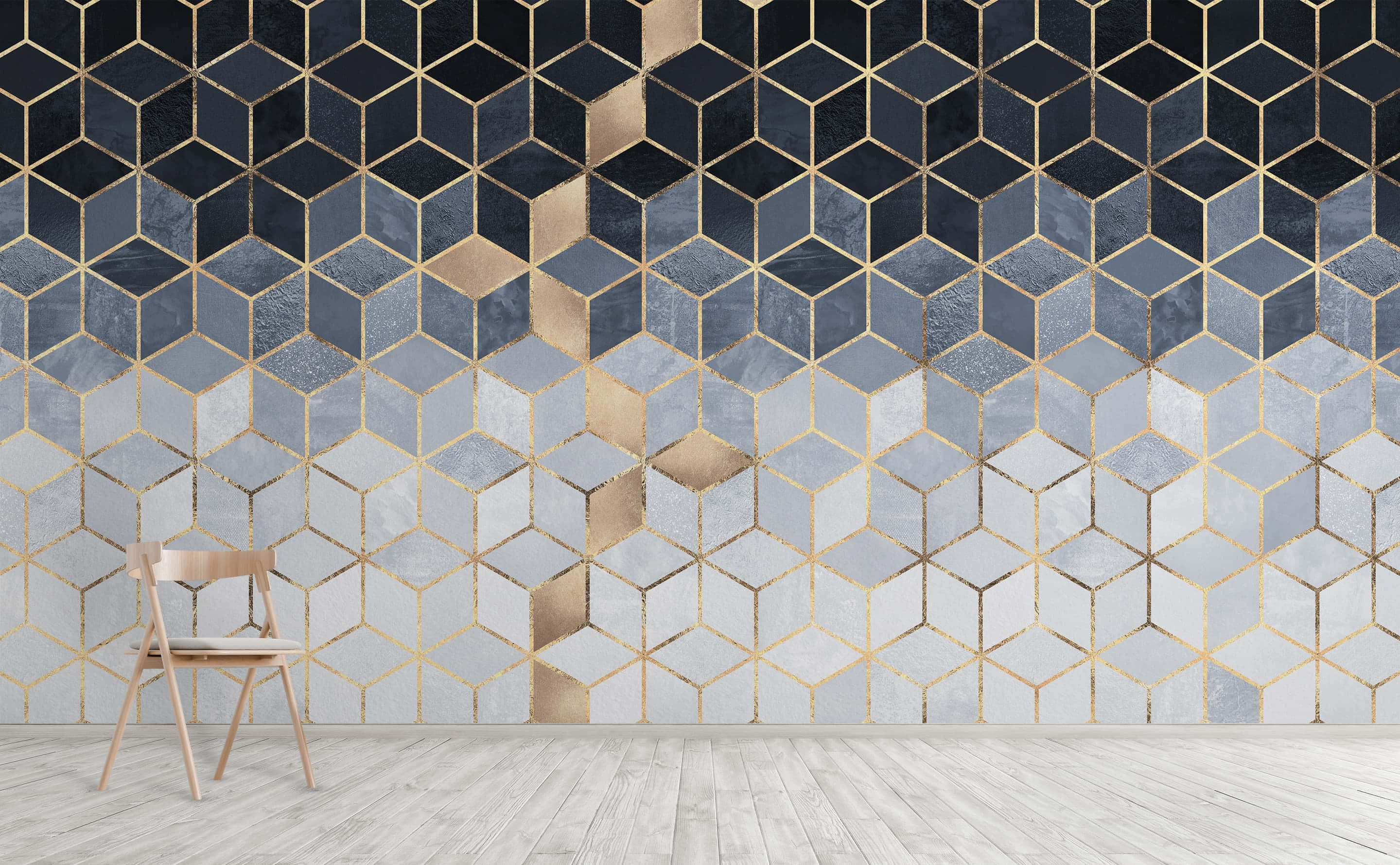 Tiles 桌布 壁紙 — 一個簡約風格的房間，木椅前有一面由幾何六角形磁磚組成的牆壁，帶有漸變藍色、灰色和金色點綴。