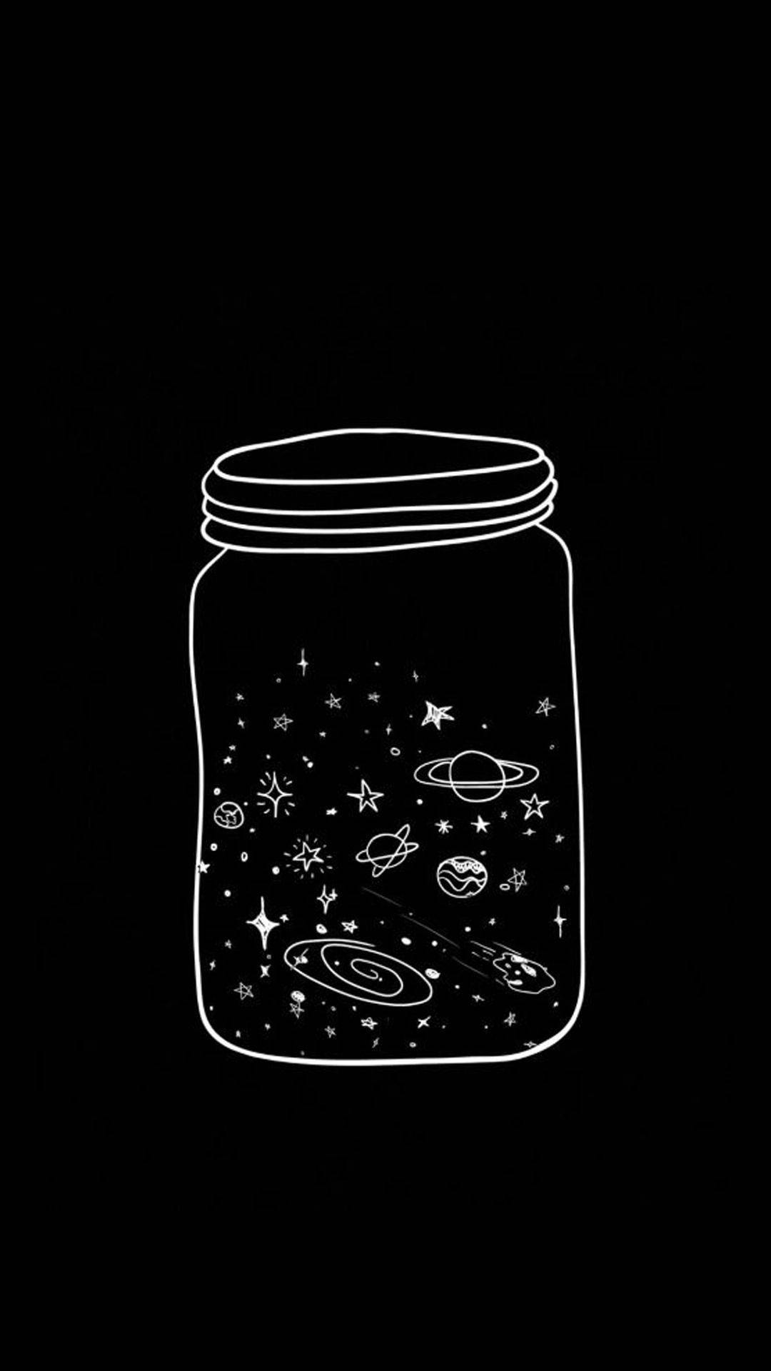 iPhone 美學 桌布 壁紙 — 一個簡約風格的白色線條畫，描繪一個裝滿星星、行星和星系的梅森瓶，背景為純黑色。
