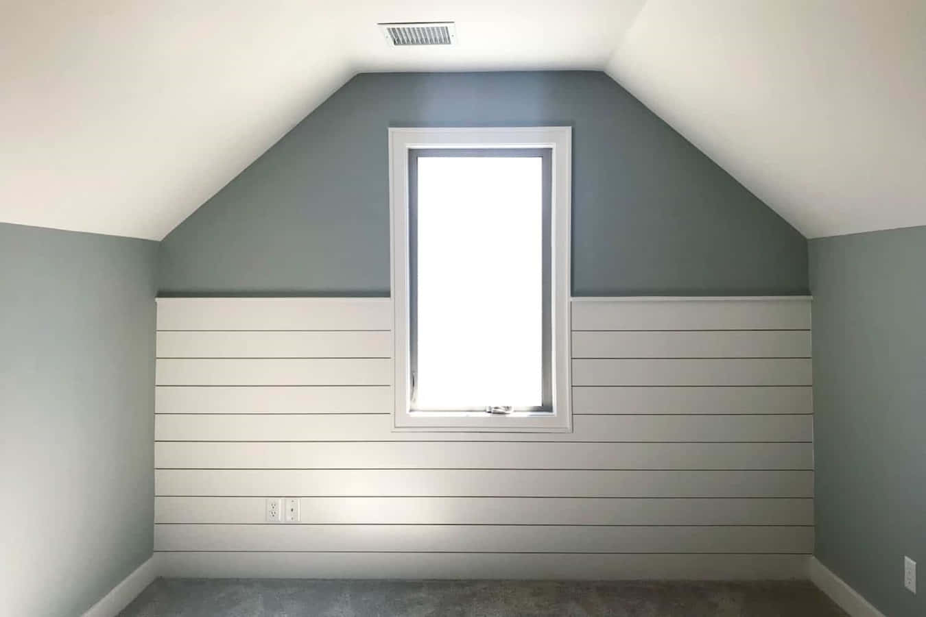 Shiplap 桌布 壁紙 — 一個簡約風格的閣樓臥室，以灰色牆壁和白色船用護牆板特色牆為中心，圍繞著一扇明亮的窗戶。