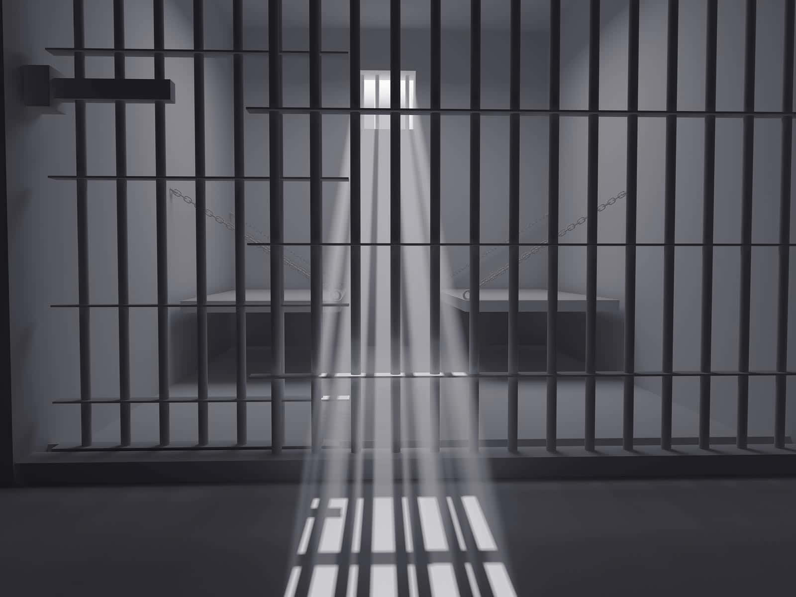 Prison Cell 桌布 壁紙 — 一個簡陋的監獄牢房，金屬欄杆投下尖銳的陰影，一道光線從高窗穿透陰暗。