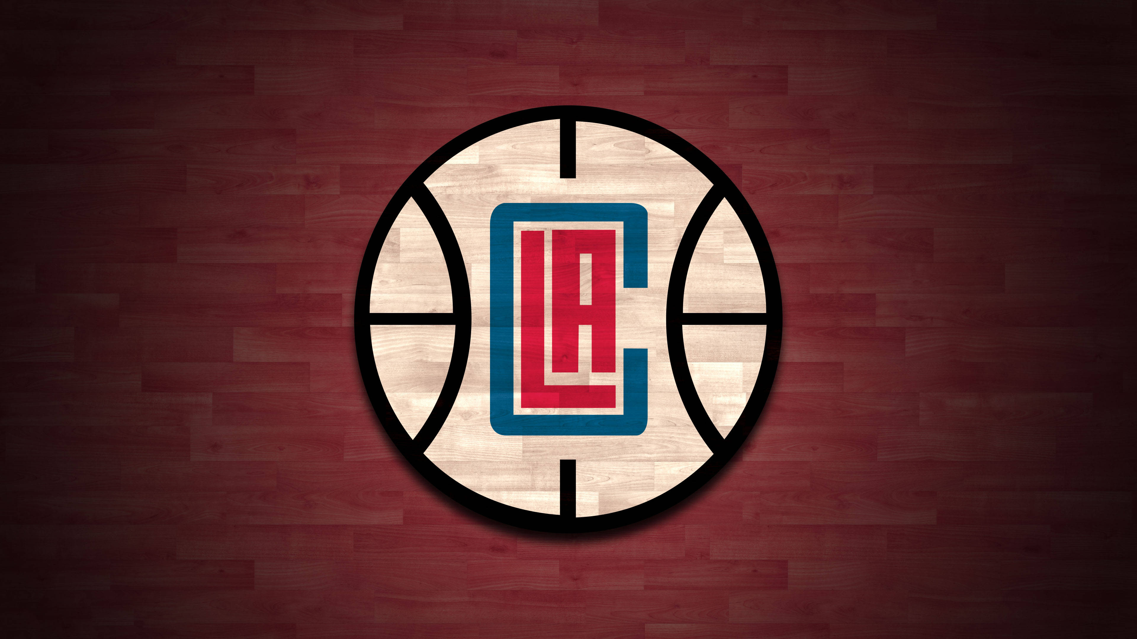 Clippers 桌布 壁紙 — 一個籃球，中間有洛杉磯快艇隊標誌，位於深栗色木質球場地板上。