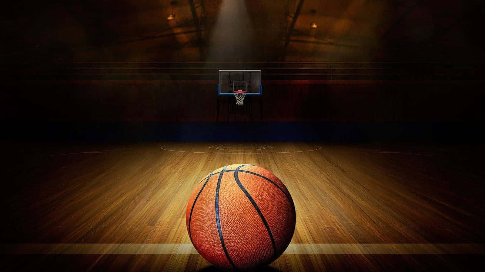 Basketball Court 桌布 壁紙 — 一個籃球放在拋光木地板上，聚光燈下，遠處有一個籃框。