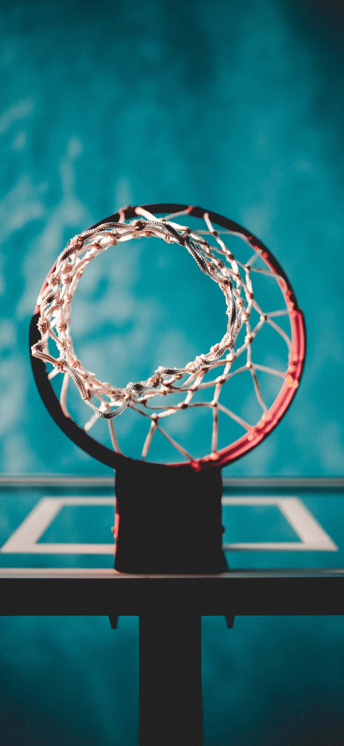 iPhone Xs Basketball 桌布 壁紙 — 一個籃球框的特寫，紅色邊框和白色網，背景為青綠色。