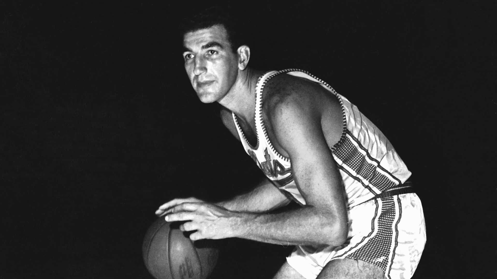 一個籃球運動員以低姿勢持球的攝影棚拍攝。 — NBA 壁紙