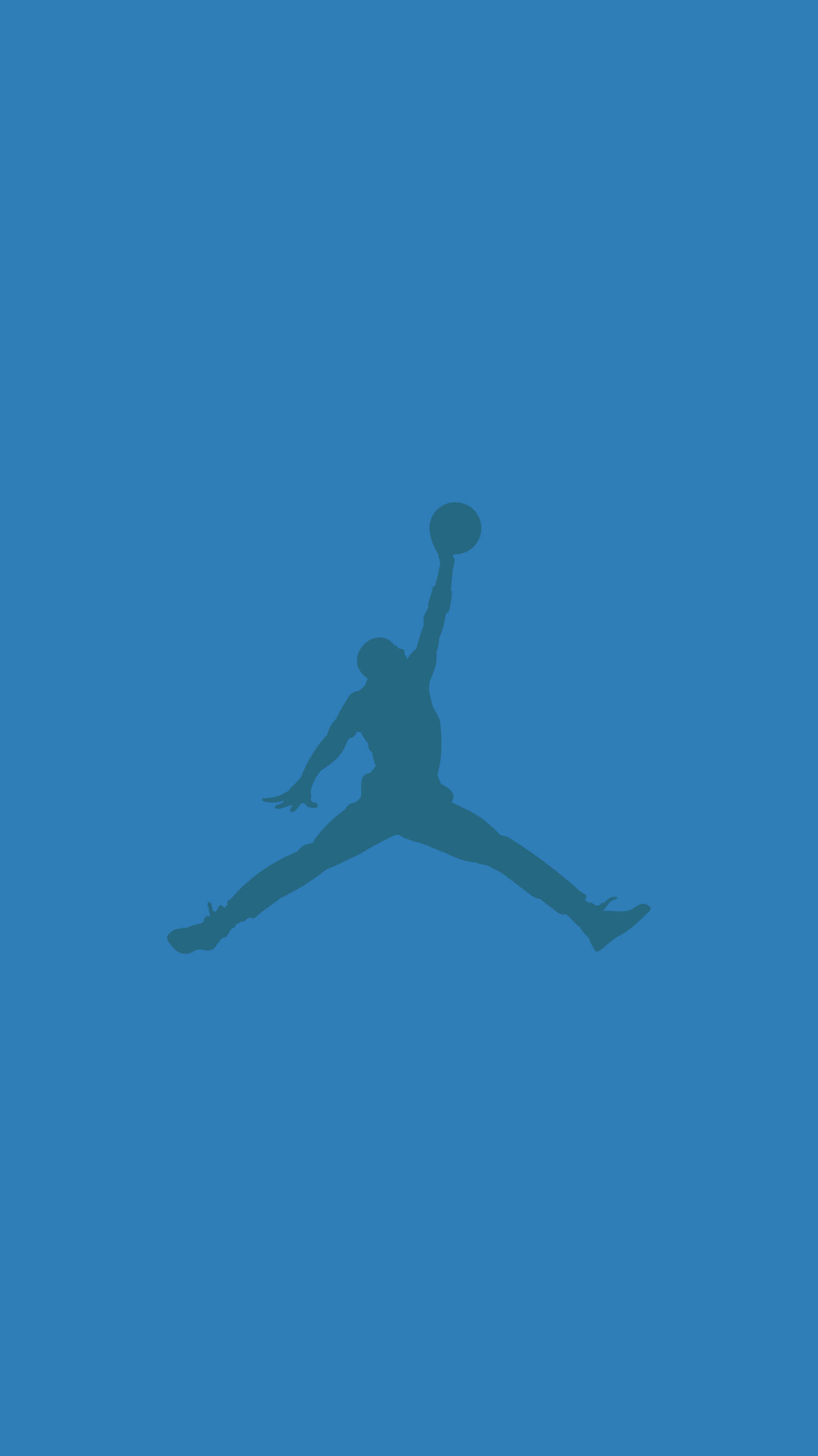 Jordan Logo Phone 桌布 壁紙 — 一個籃球運動員在純藍色背景上半空中灌籃的深色剪影。