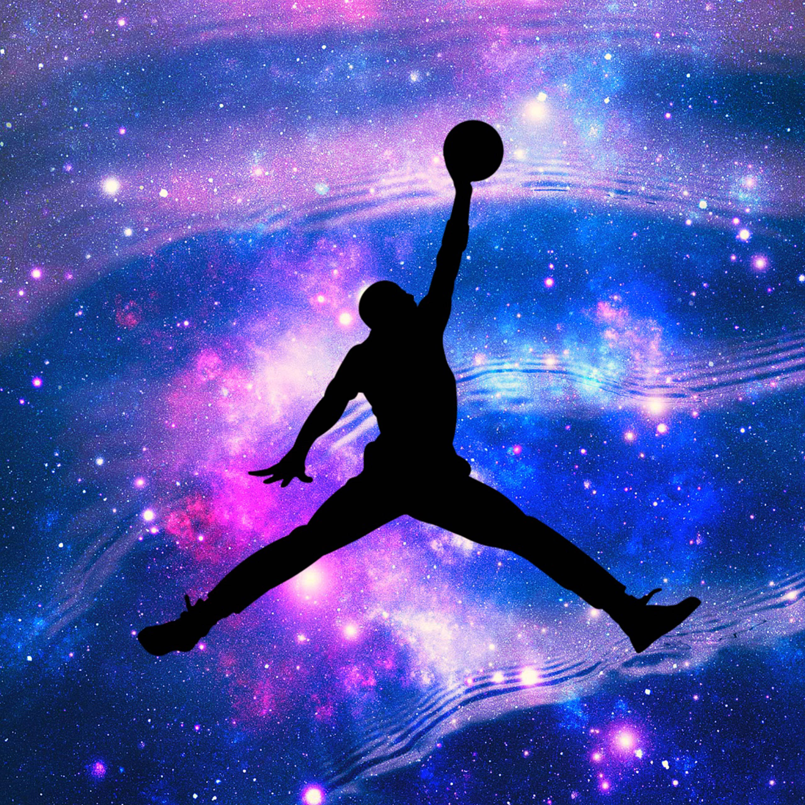 Air Jordan 桌布 壁紙 — 一個籃球運動員的剪影在紫色、藍色和粉紅色星星旋轉的宇宙星雲中動態跳躍。
