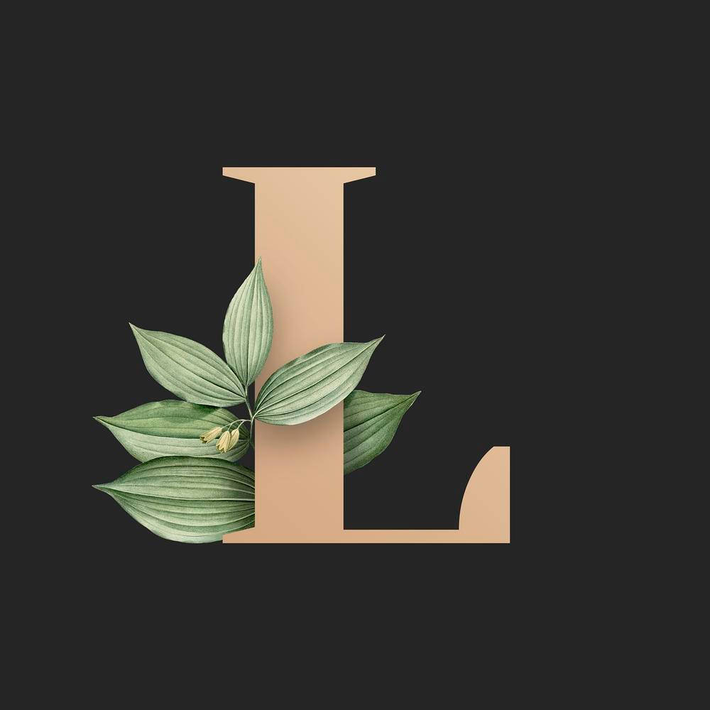 L 桌布 壁紙 — 一個米色字母L，點綴著綠色葉子和小花，背景為深色。