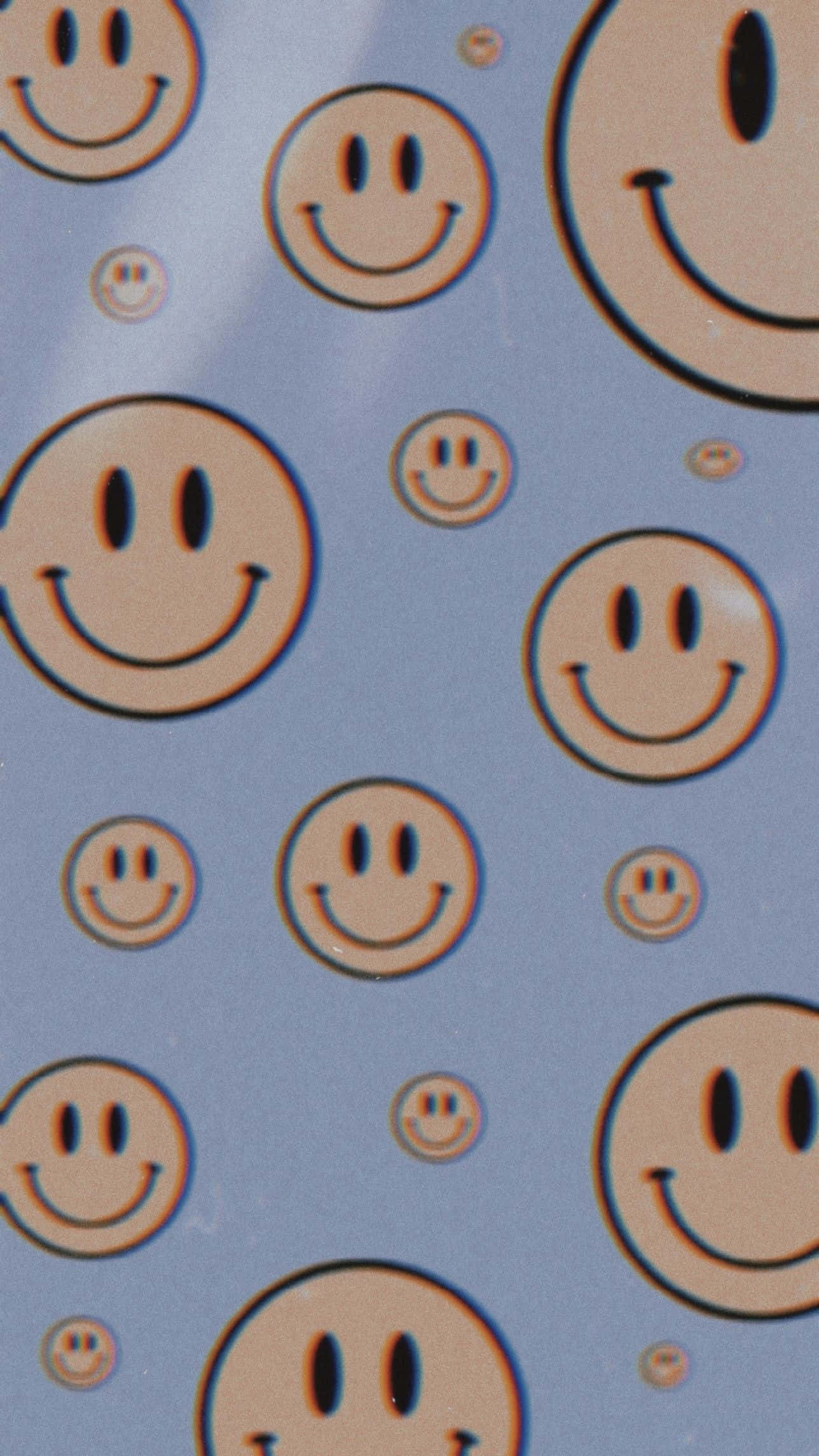 Aesthetic Smiley Face 桌布 壁紙 — 一個米色笑臉圖案，帶有黑色輪廓，漂浮在柔和的藍色背景上，帶有微妙的鏡頭光暈效果。