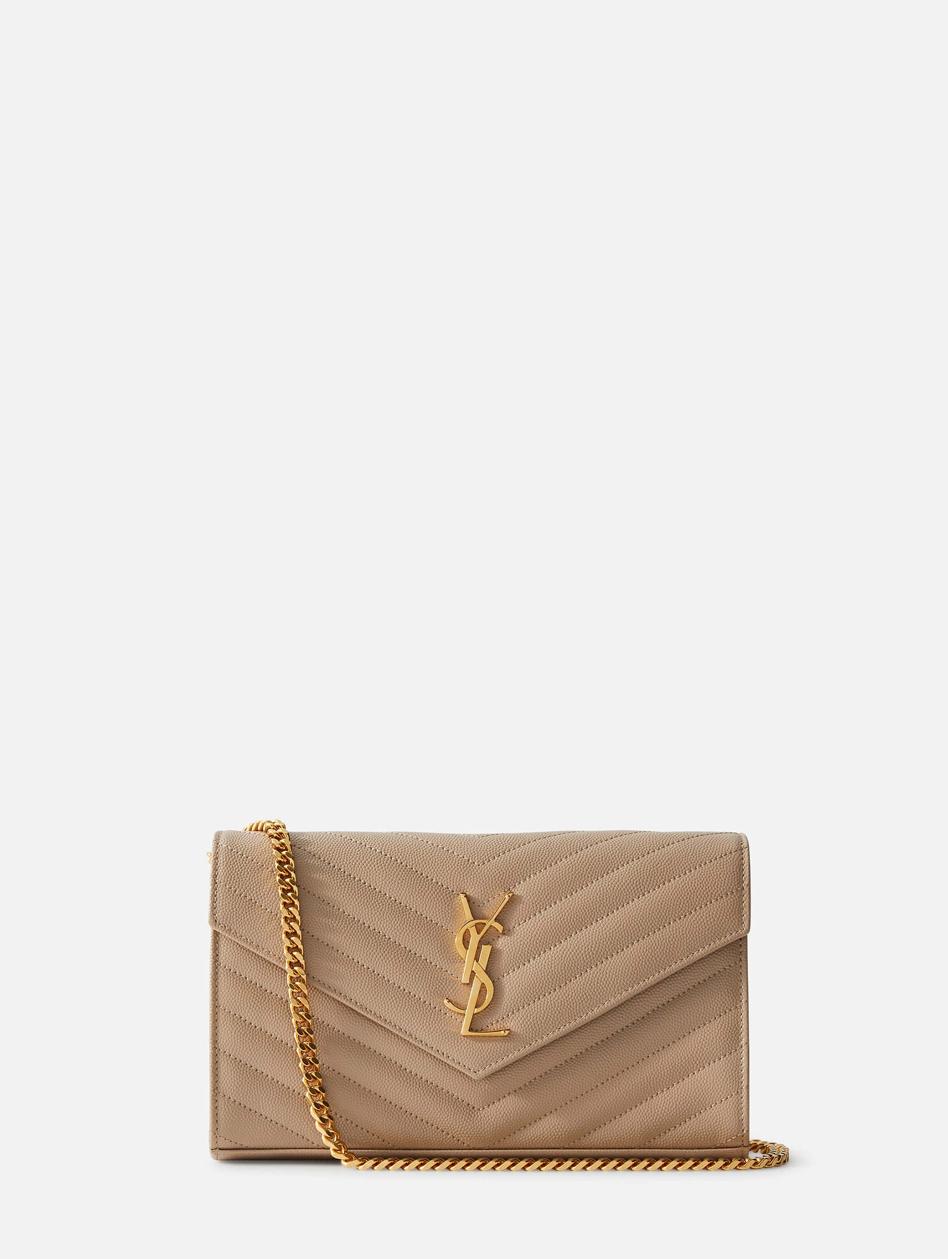 YSL 桌布 壁紙 — 一個米色絎縫Saint Laurent手提包，配有金色鏈條肩帶和標誌，置於純白色背景中央。