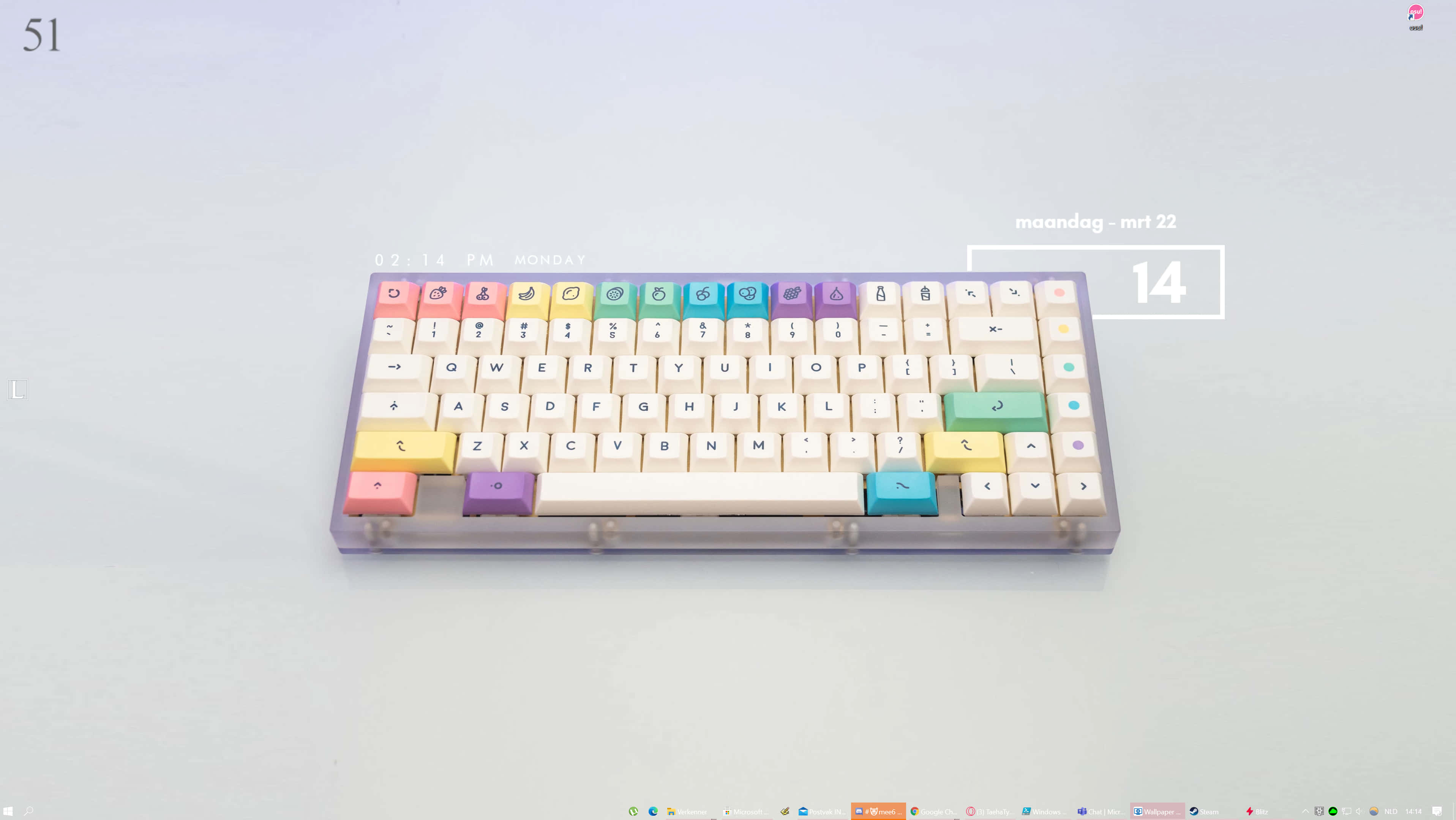 Cute Keyboard 桌布 壁紙 — 一個粉彩彩虹鍵盤放在簡約白色桌子的中央，帶有數位時鐘和日期疊加。
