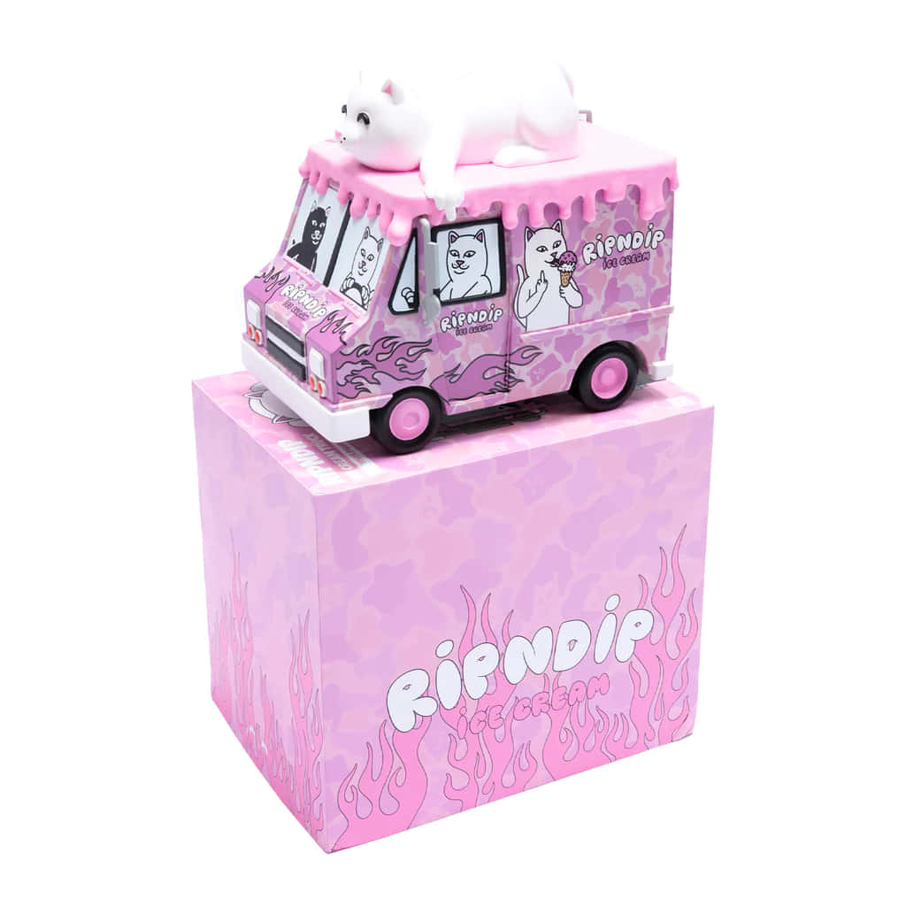 Ice Cream Truck 桌布 壁紙 — 一個粉紅色RIPNDIP冰淇淋卡車玩具，上面有一隻白色貓公仔，放在同樣有火焰圖案的粉紅色盒子上。