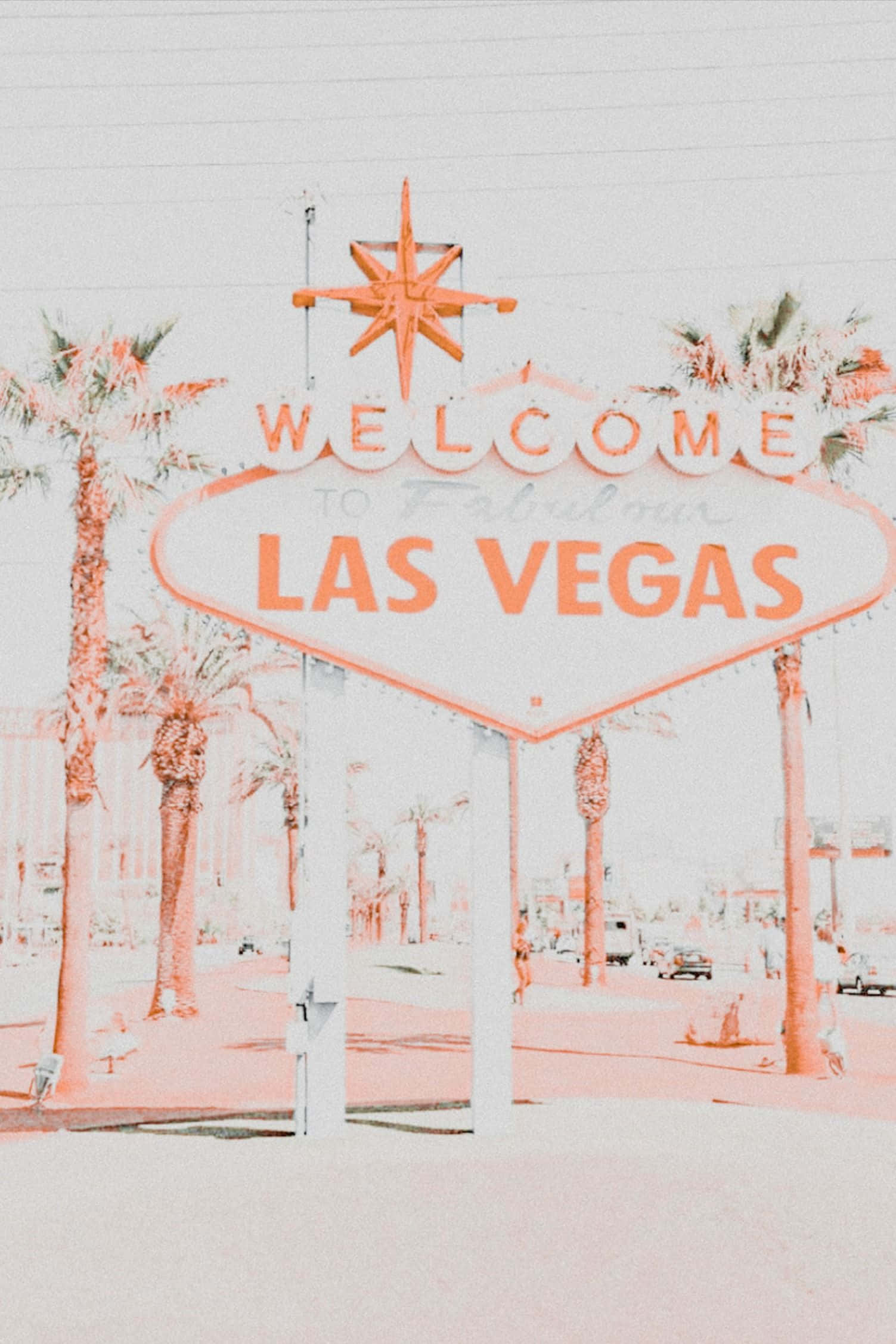 Peachy Aesthetic 桌布 壁紙 — 一個粉紅色和白色的風格化「Welcome to Fabulous Las Vegas」標誌，在朦朧的天空下被棕櫚樹環繞。