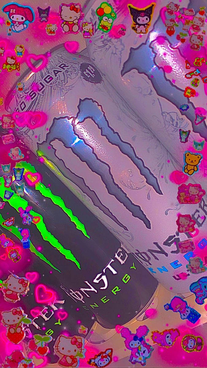 怪物 桌布 壁紙 — 一個粉紅色和綠色的Monster Energy罐，周圍環繞著閃亮的Hello Kitty貼紙和心形圖案。