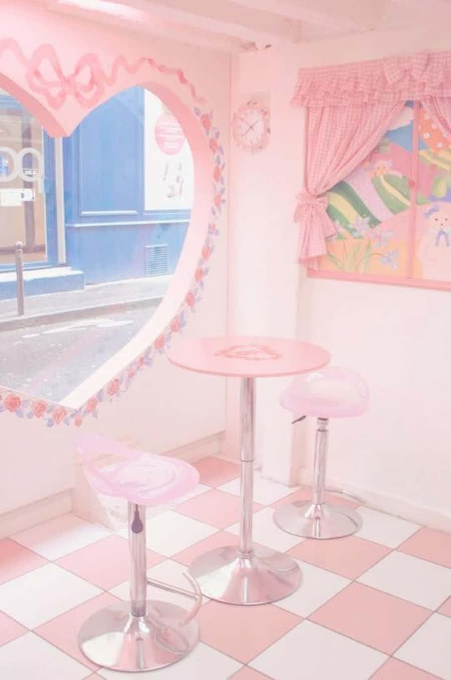 Pastel Pink Aesthetic 桌布 壁紙 — 一個粉紅色咖啡角落，配有格子地板、心形窗戶和相配的凳子，沐浴在柔和日光中。