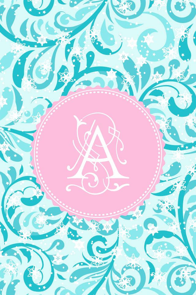 Letter A 桌布 壁紙 — 一個粉紅色圓形字母組合 'A' 帶有白色漩渦，位於藍綠色和白色花卉圖案壁紙的中心。