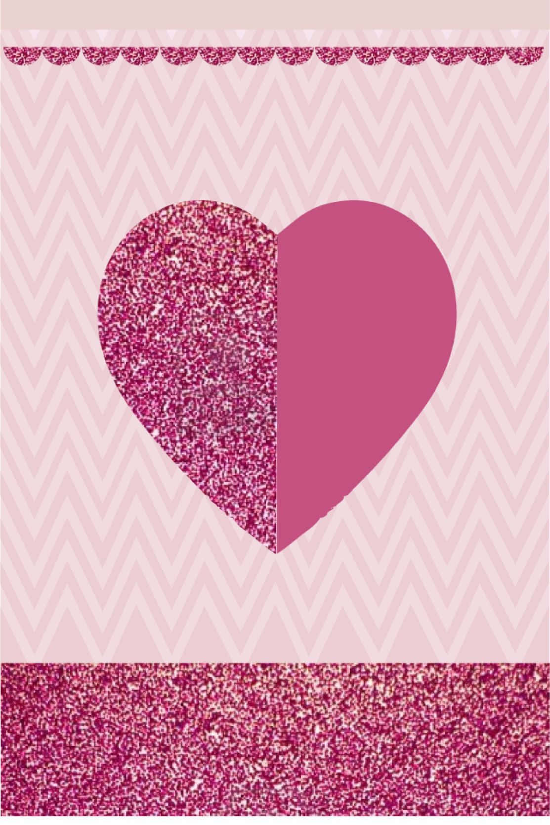 Glitter Pink Hearts 桌布 壁紙 — 一個粉紅色心形分成兩半，一邊帶閃粉質感，另一邊為純色，背景為人字形圖案。