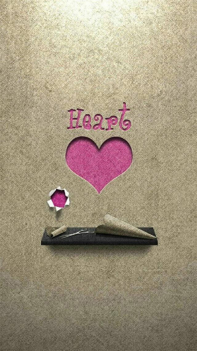 愛心 桌布 壁紙 — 一個粉紅色心形剪紙，上面有 'Heart' 字樣，位於有紋理的米色紙上，附近有一個撕裂的洞和畫筆。