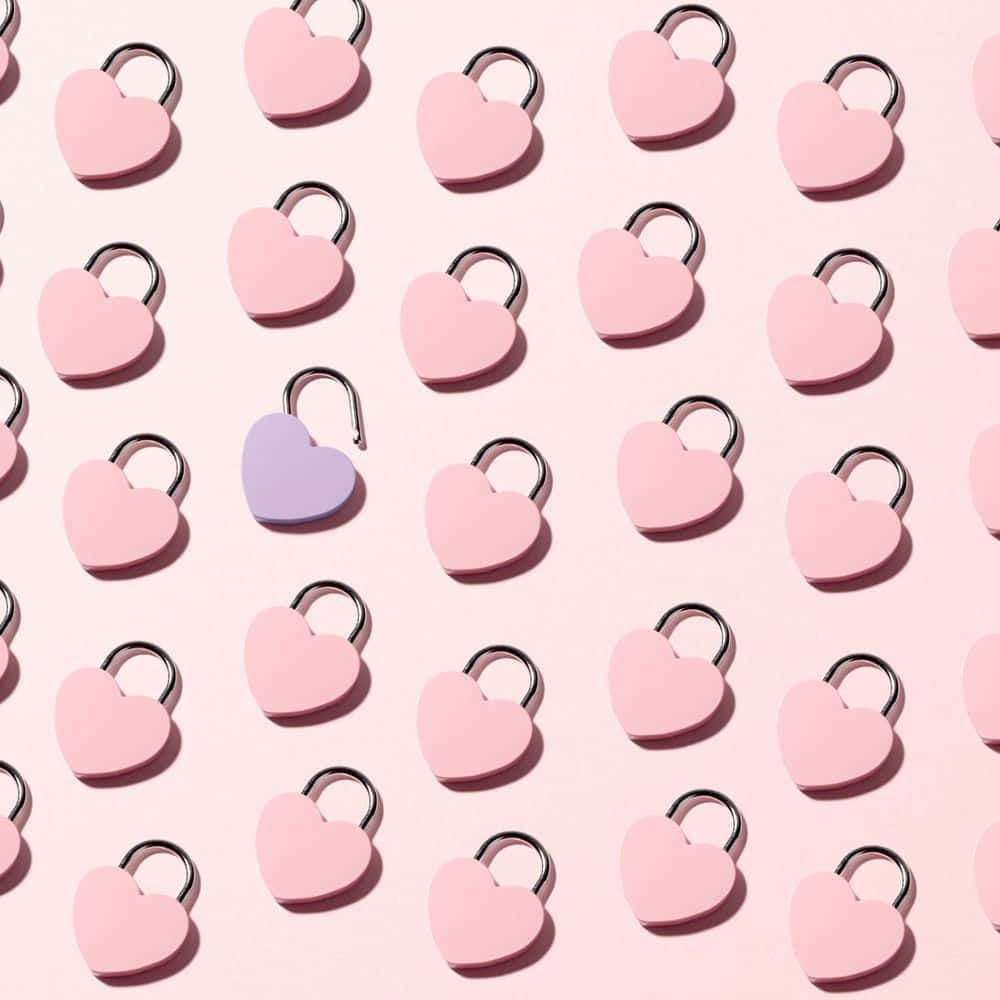 Pink Girly 桌布 壁紙 — 一個粉紅色心形掛鎖的網格，其中一個紫色解鎖的鎖在柔和的粉紅色背景上脫穎而出。
