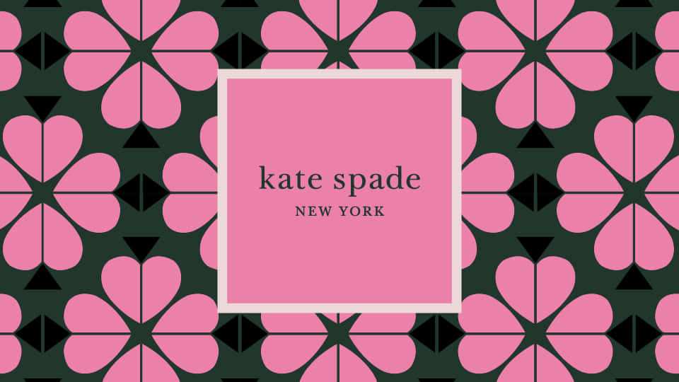 kate spade 桌布 壁紙 — 一個粉紅色正方形，中央有 kate spade new york 文字，背景為深綠色，帶有重複的粉紅色花卉圖案。