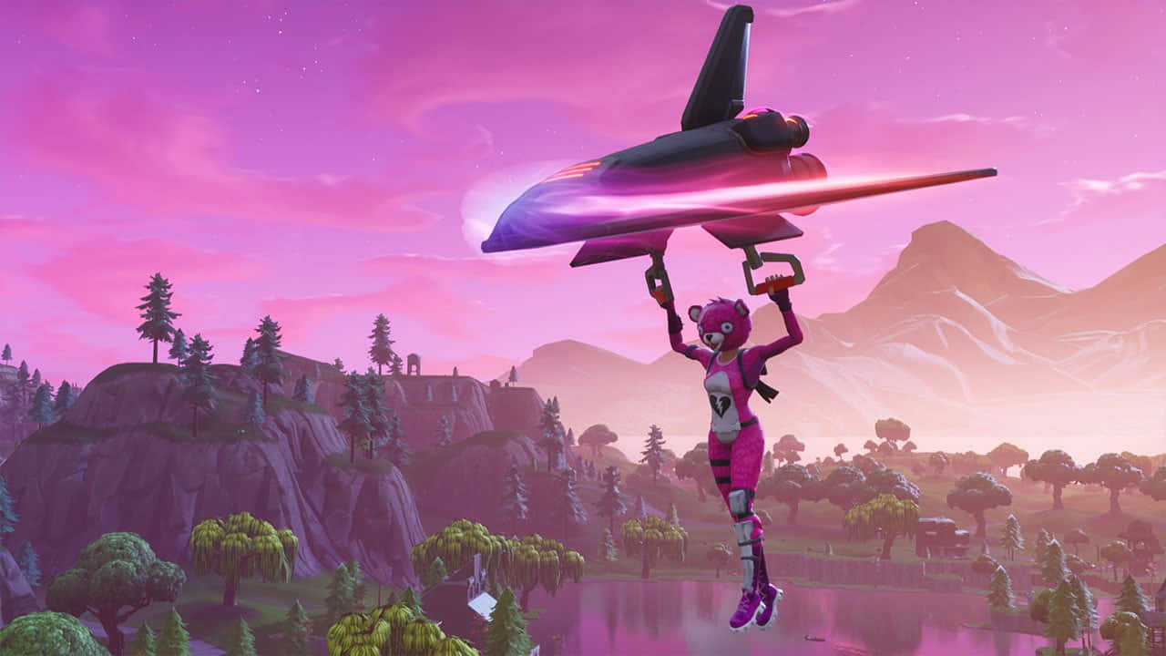 Fortnite Battle Royale 桌布 壁紙 — 一個粉紅色毛茸茸的角色穿著相配的西裝，在粉紅色天空下的山區景觀上方舉起發光的噴射背包。
