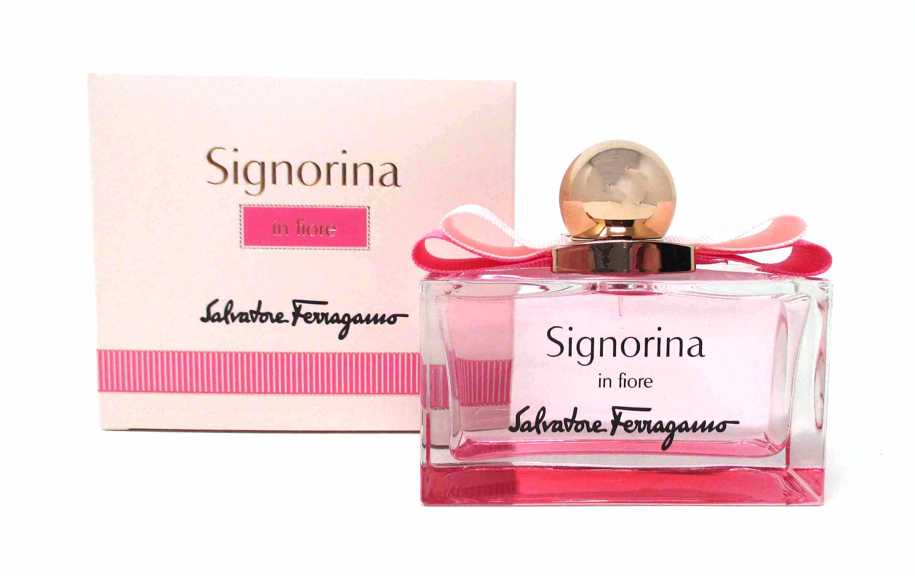 Ferragamo 桌布 壁紙 — 一個粉紅色玻璃香水瓶，帶有金色蓋子和粉紅色絲帶，放在白色背景前，旁邊是相配的盒子。