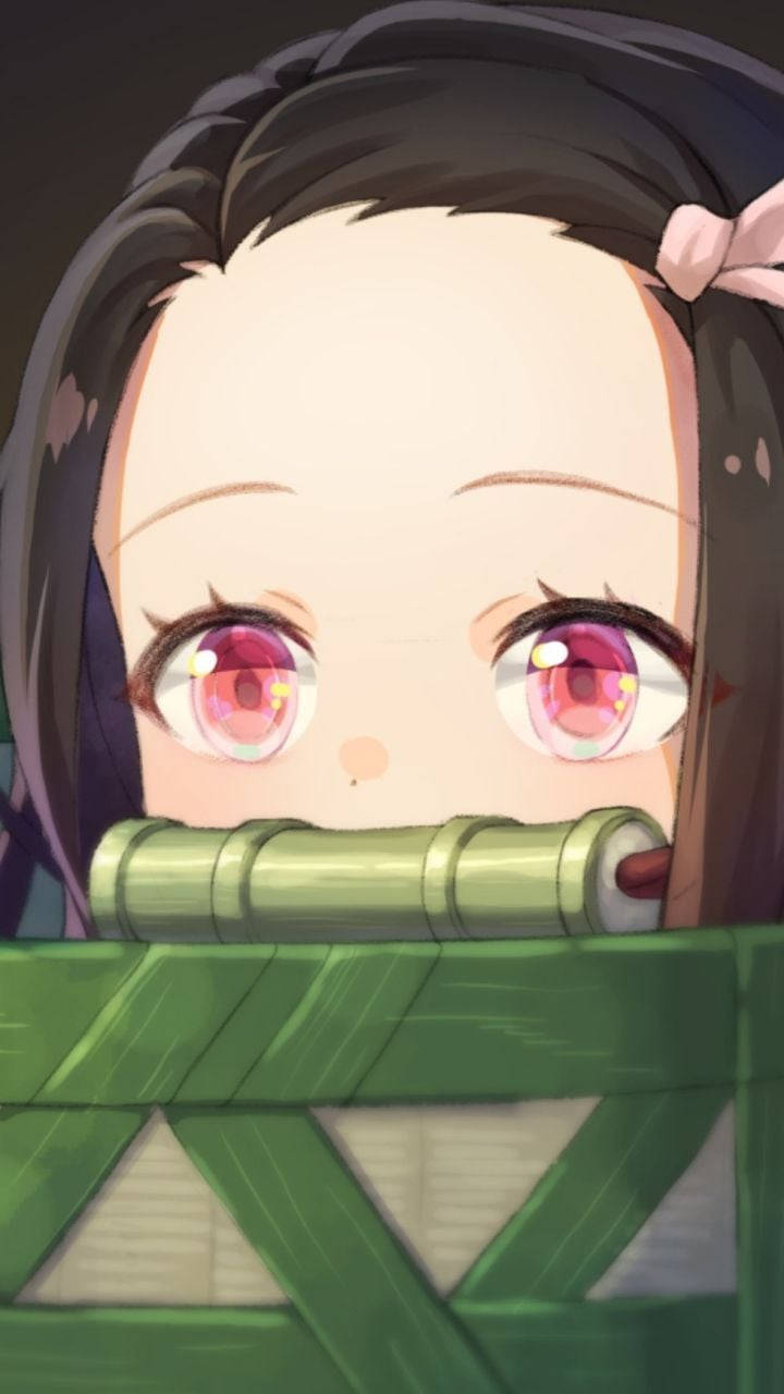 Nezuko iPhone 桌布 壁紙 — 一個粉紅色眼睛的動漫少女特寫，從綠色竹籬笆後面探出頭來，深色頭髮上繫著粉紅色蝴蝶結。